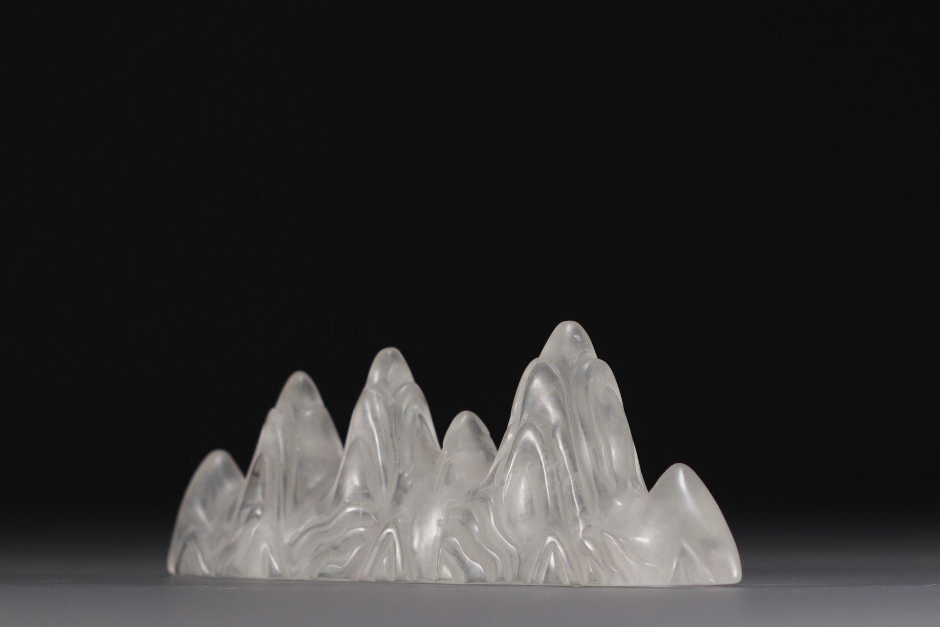 China - Carved rock crystal brush-holder, depicting mountains. - Bild 2 aus 3