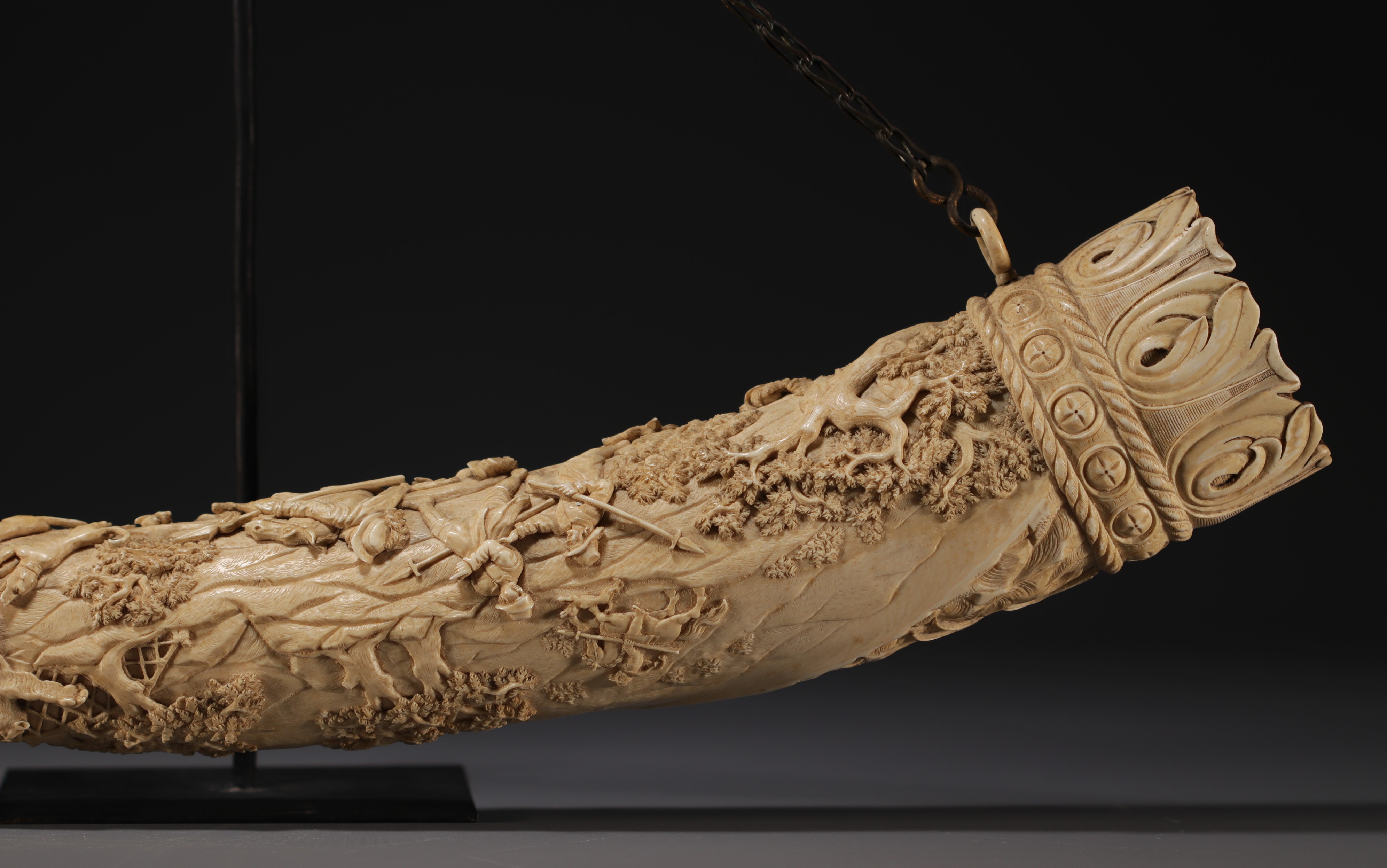 "Exceptional carved ivory hunting horn, second half of the 19th century. - Image 9 of 10