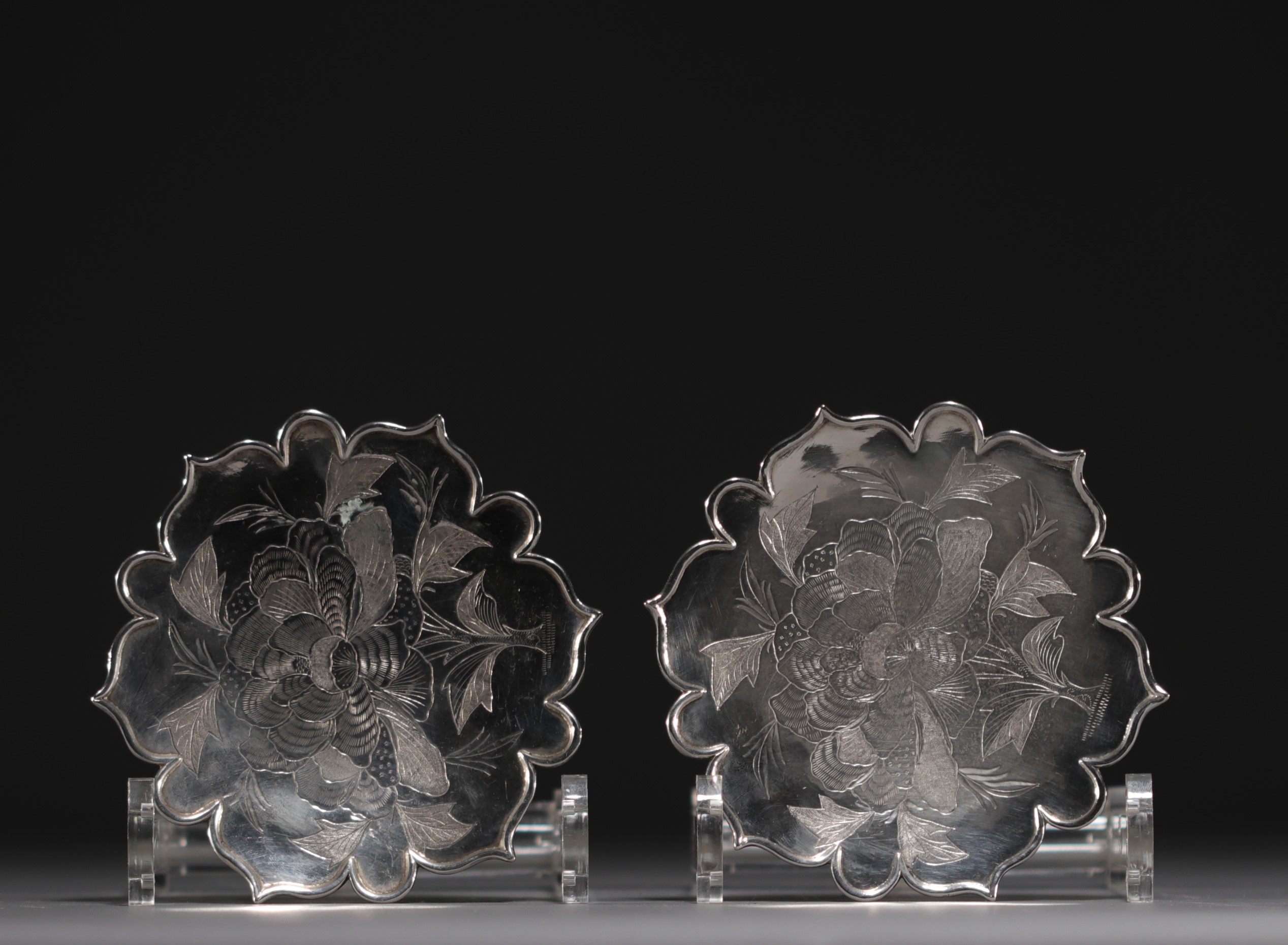 China - Pair of solid silver trays in the shape of leaves, early 20th century.
