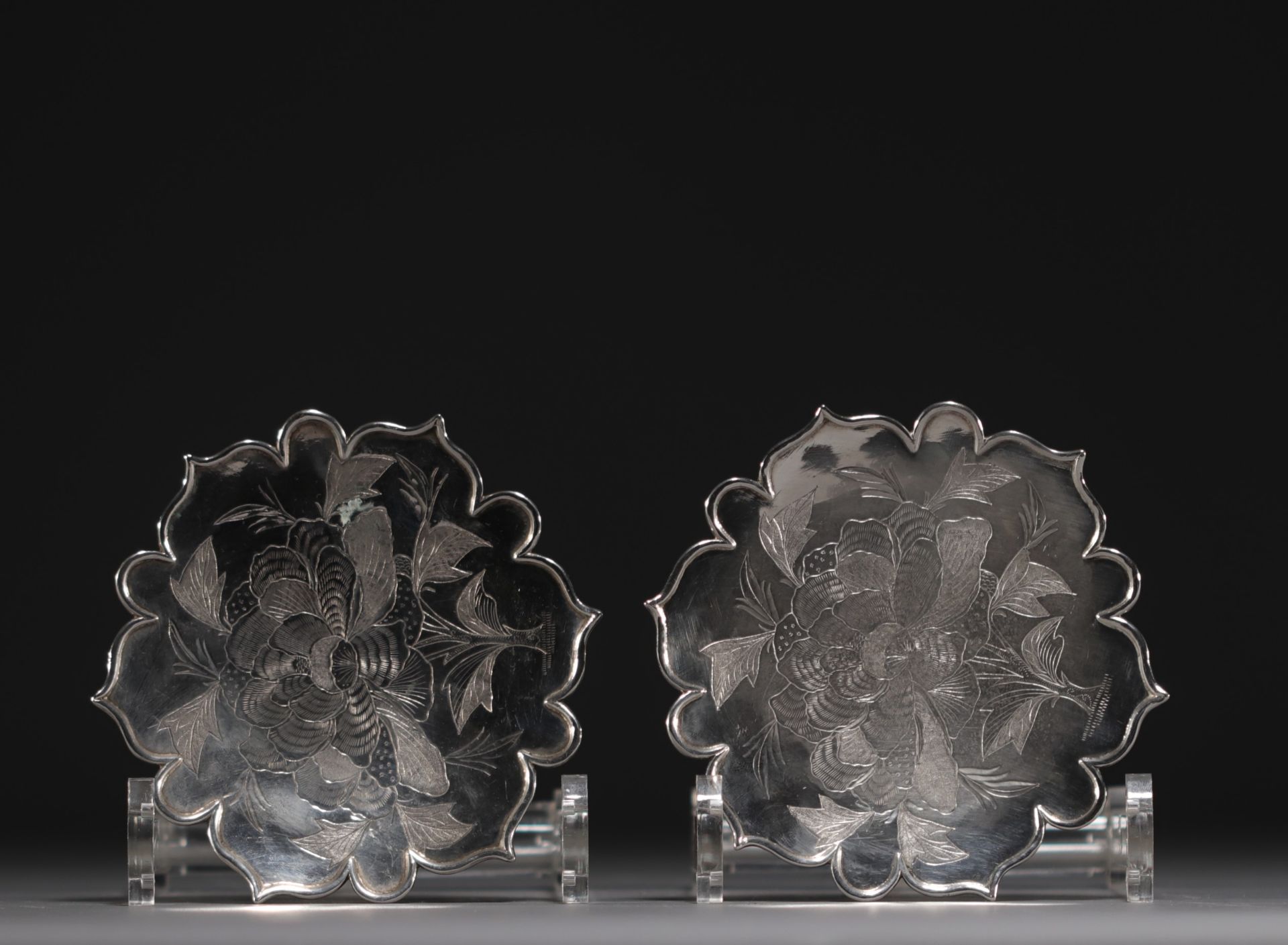 China - Pair of solid silver trays in the shape of leaves, early 20th century.