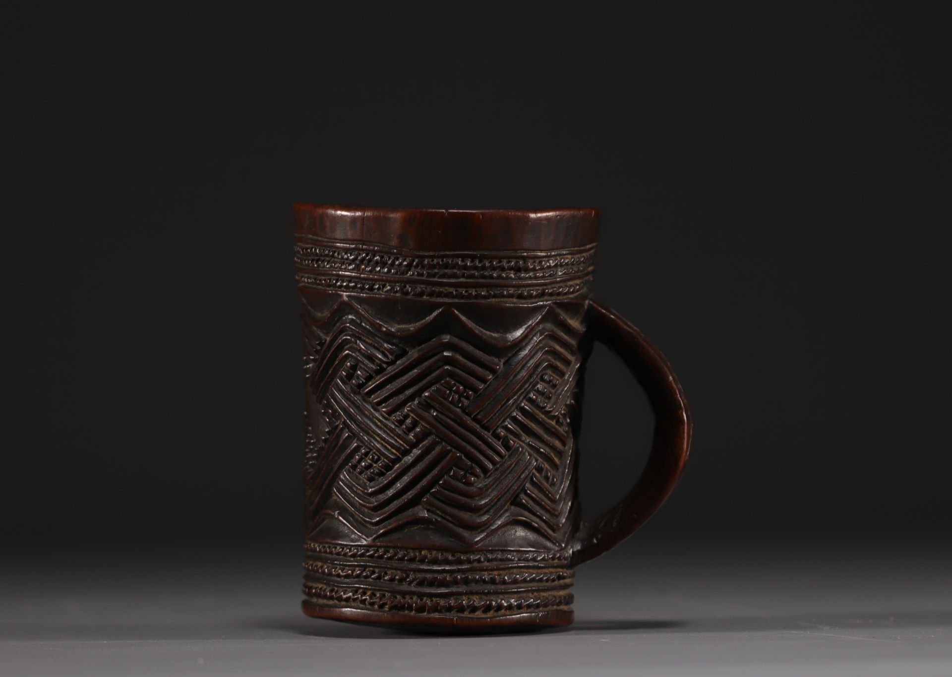 Kuba carved wood palm wine mug, early 20th century. - Bild 3 aus 3