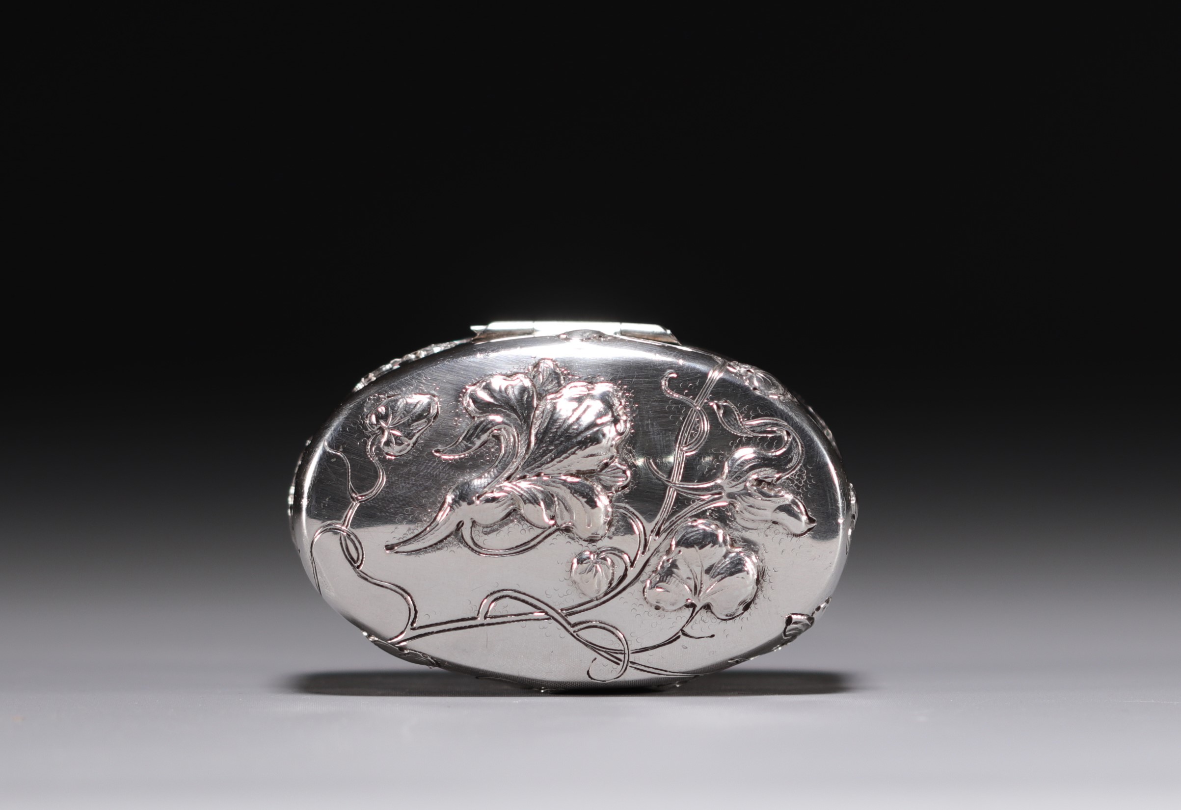 Small Art Nouveau silver box with gilt inside, German hallmarks. Circa 1900. - Image 3 of 4