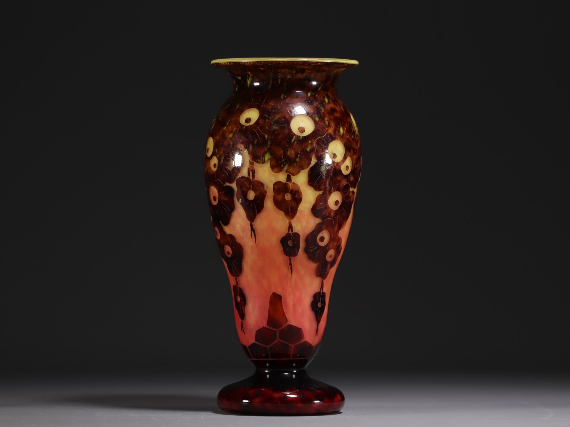 Le Verre Francais - Acid-etched multi-layered glass vase with oak decor, signed on the base. - Image 3 of 4
