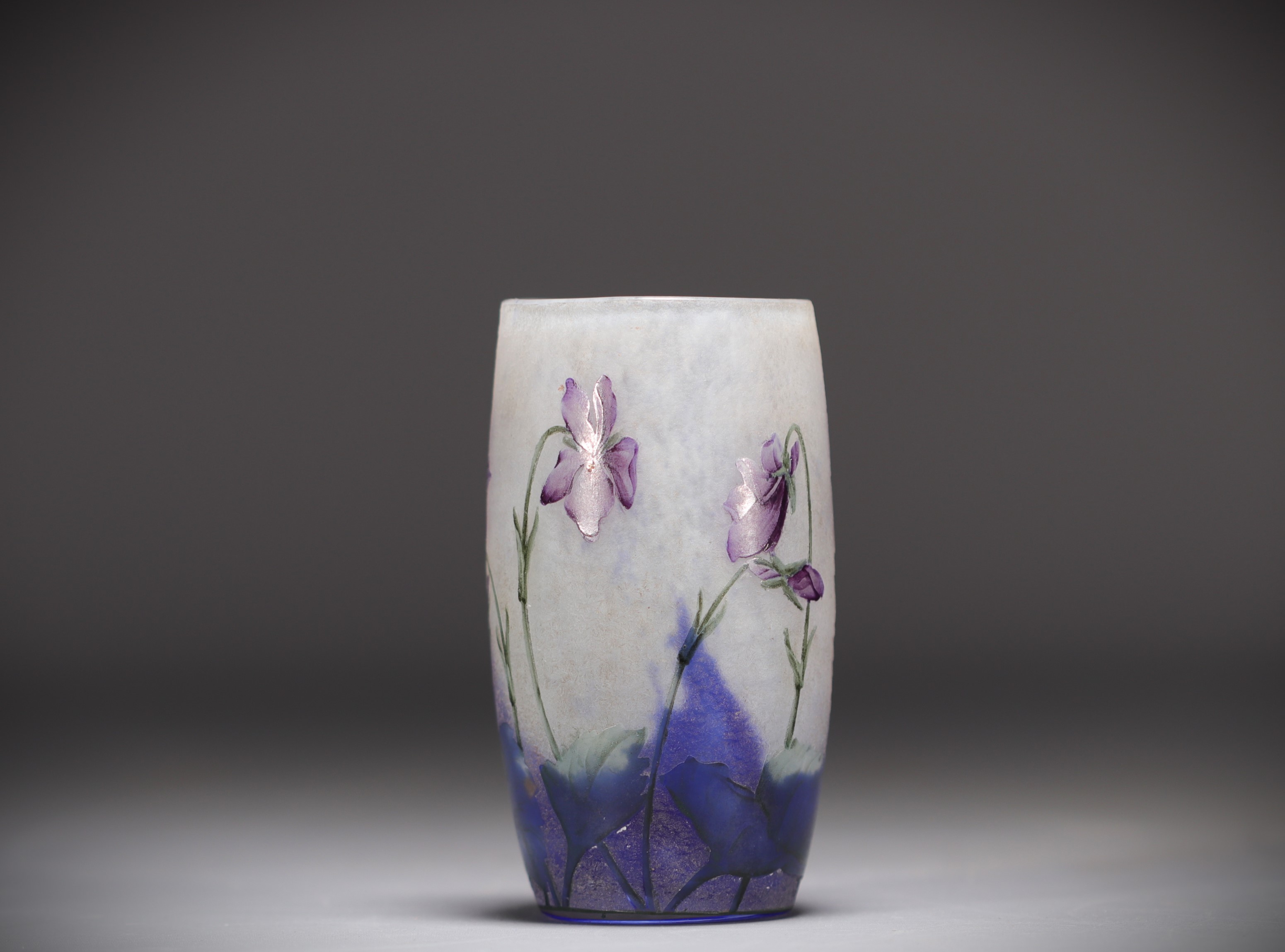 DAUM Nancy - Small enamelled multi-layered glass vase with violets design, signed. - Image 4 of 5