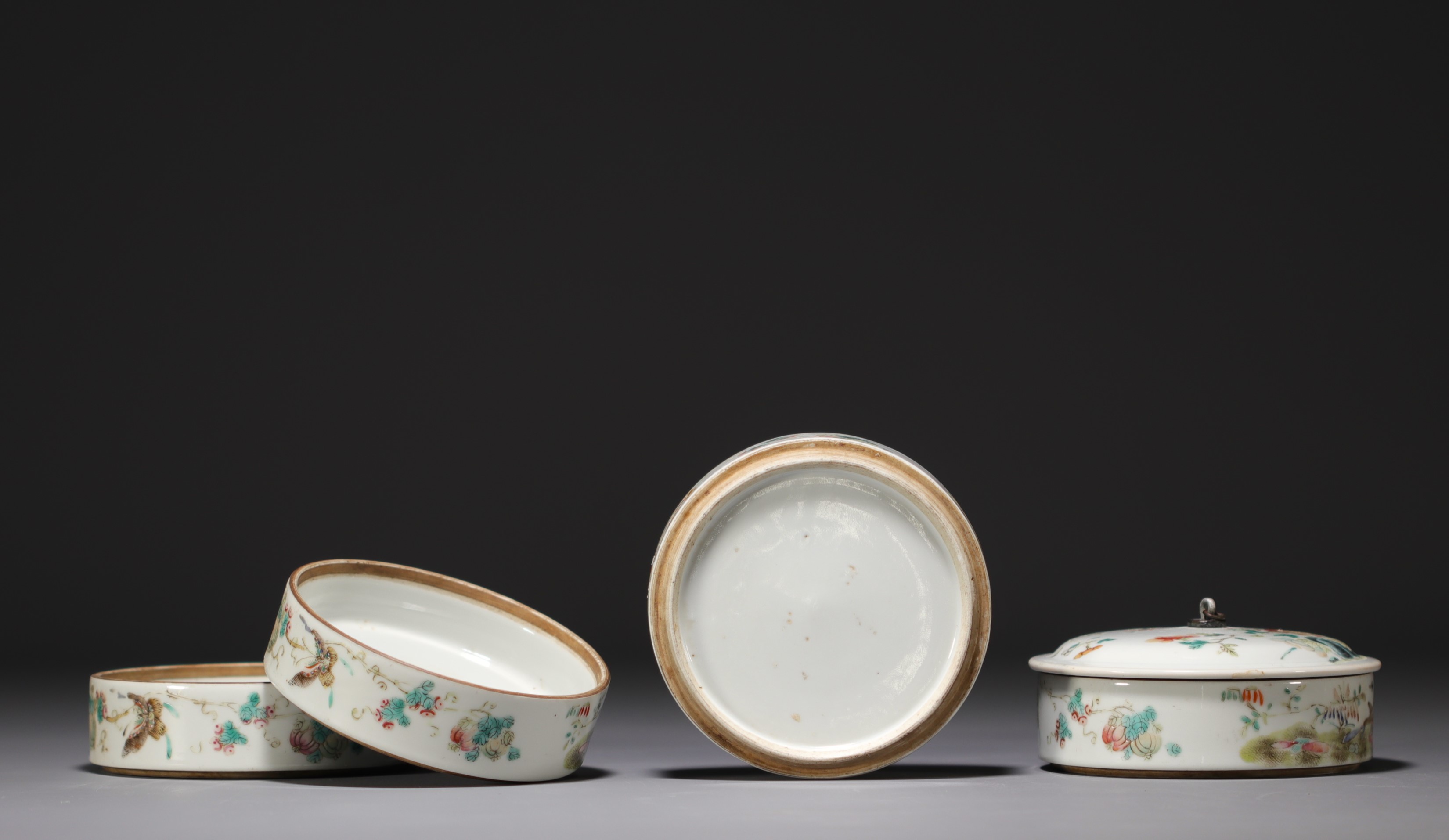 China - Set of four stacking condiment bowls decorated with flowers, famille rose. - Image 6 of 6