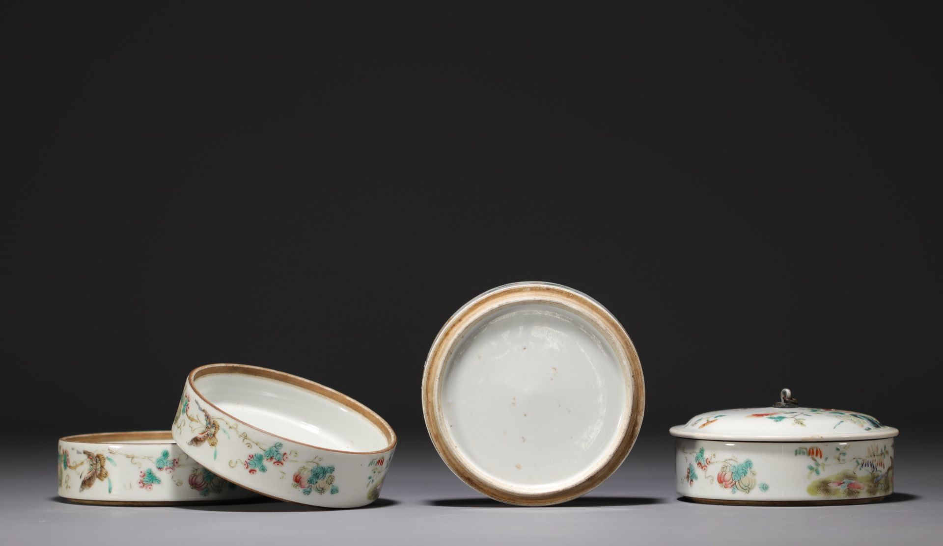 China - Set of four stacking condiment bowls decorated with flowers, famille rose. - Bild 6 aus 6