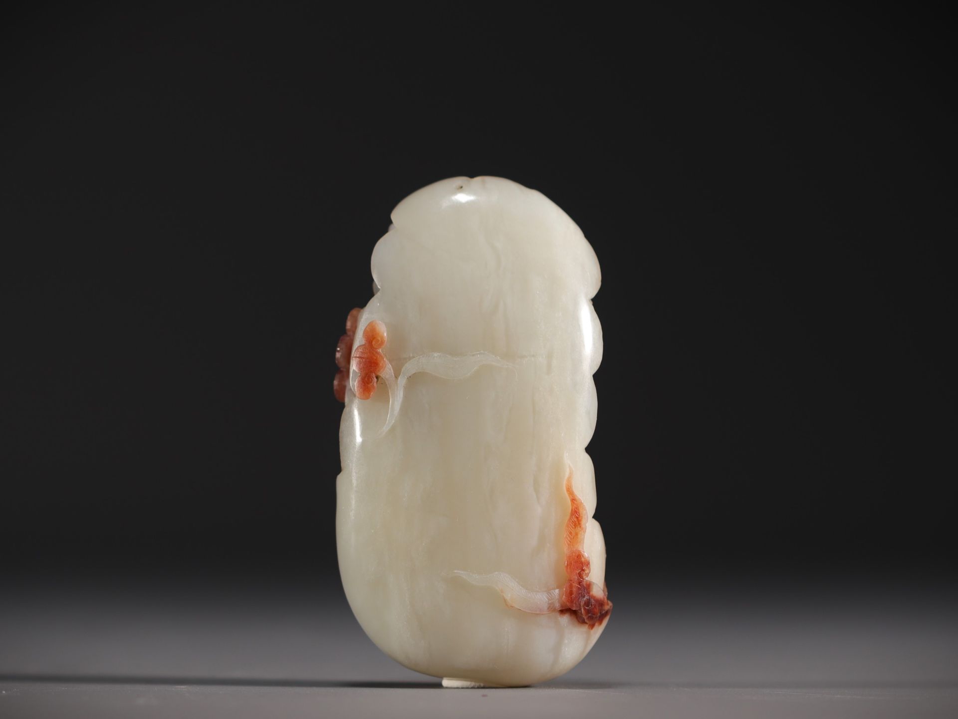 China - White and brown jade pendant with lotus flower and duck design. - Bild 3 aus 3