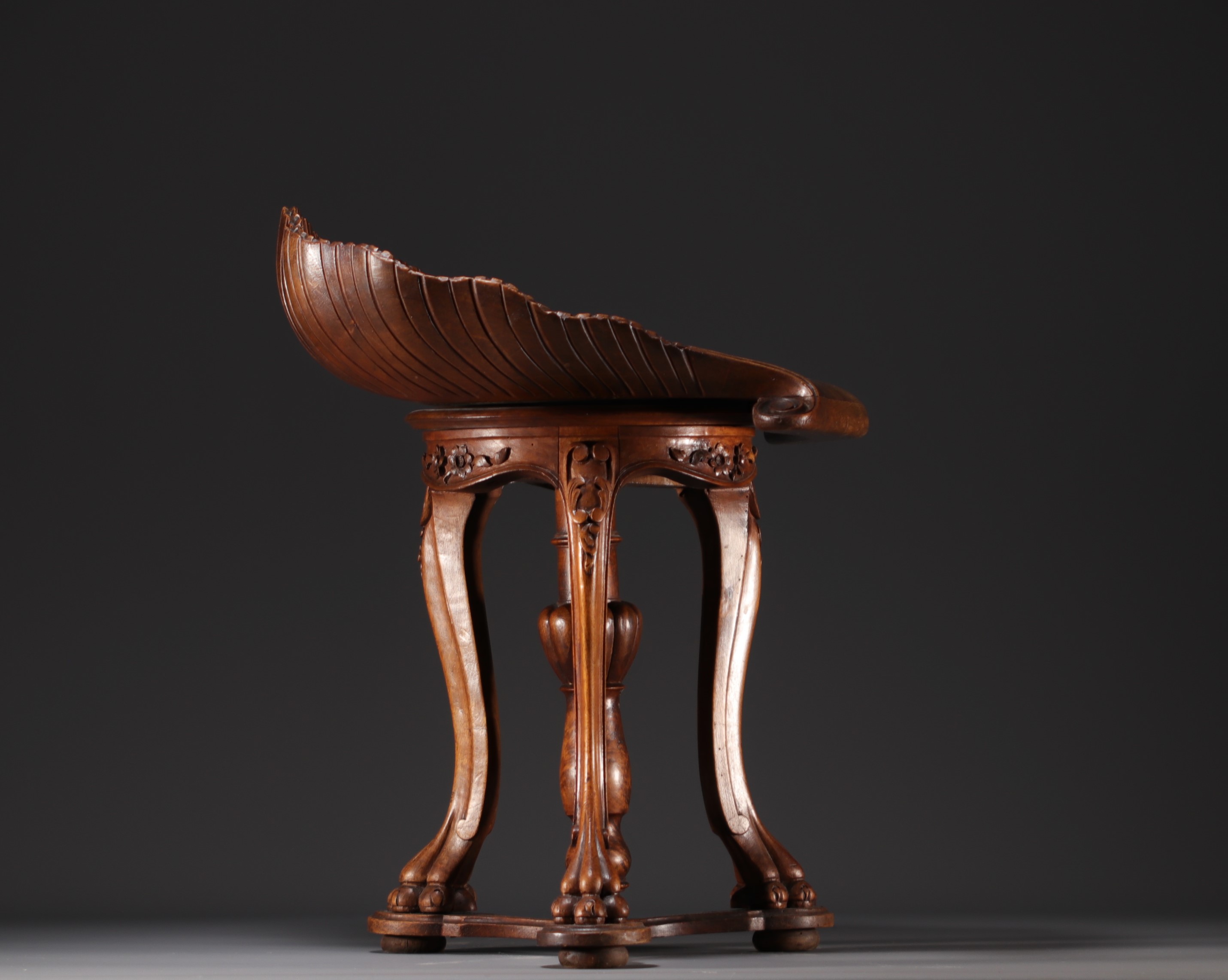 Venetian "Grotto" pianist's or harpist's chair in carved walnut representing a shell on a tripod bas - Image 2 of 3