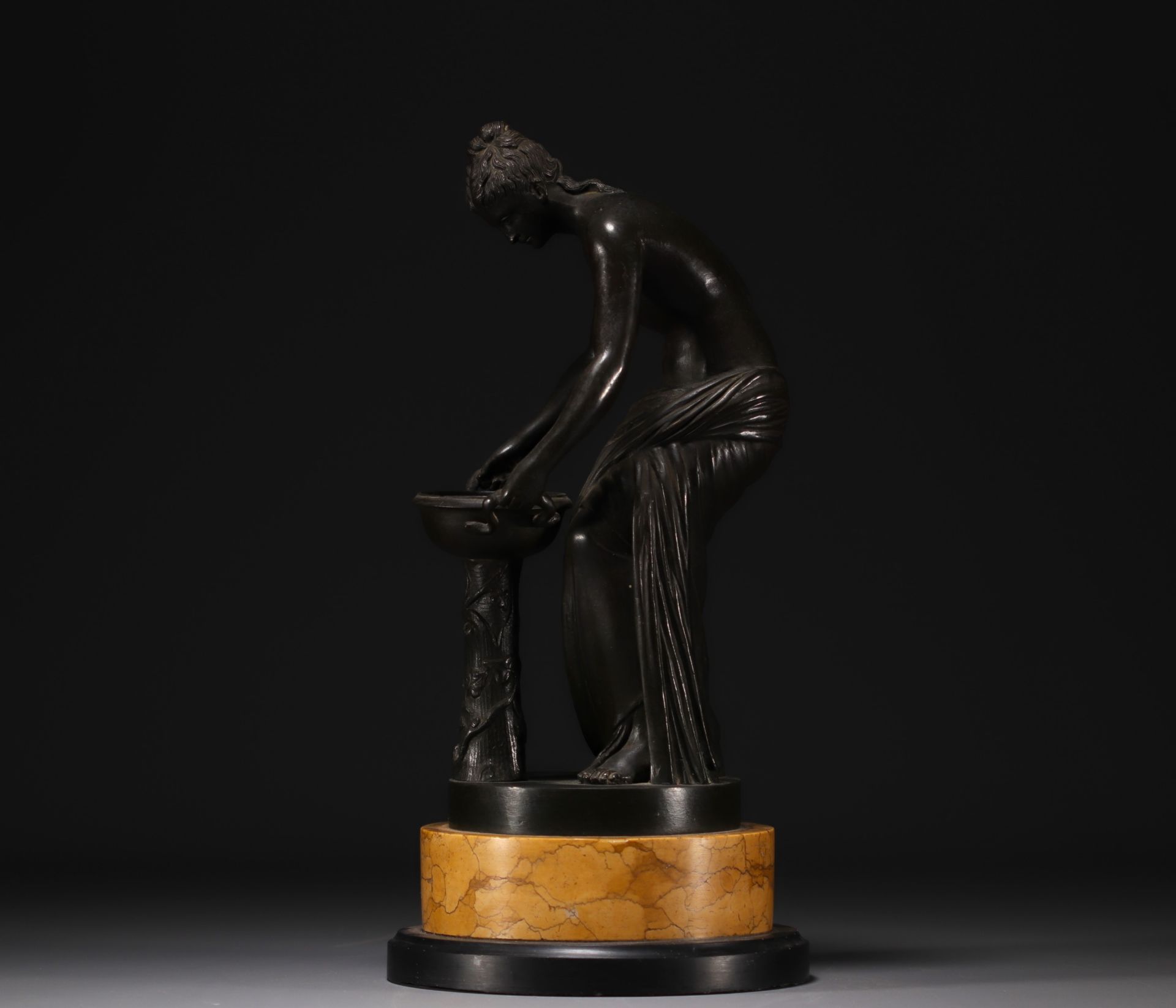 "Venus" Antique bronze with green patina on a two-tone marble base, late 19th century. - Bild 4 aus 4