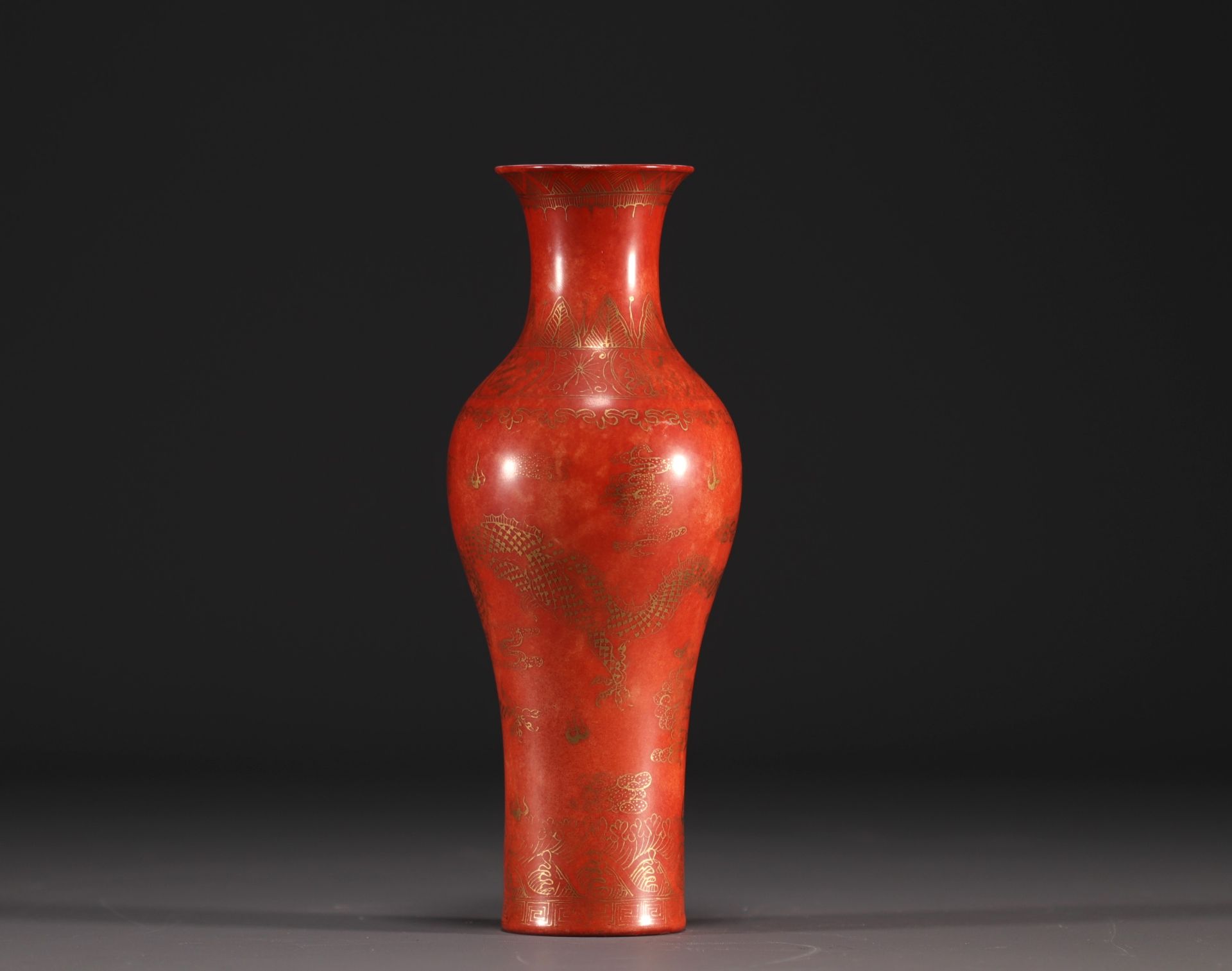 China - Coral-coloured porcelain vase with gold dragon decoration, 19th century. - Image 3 of 5