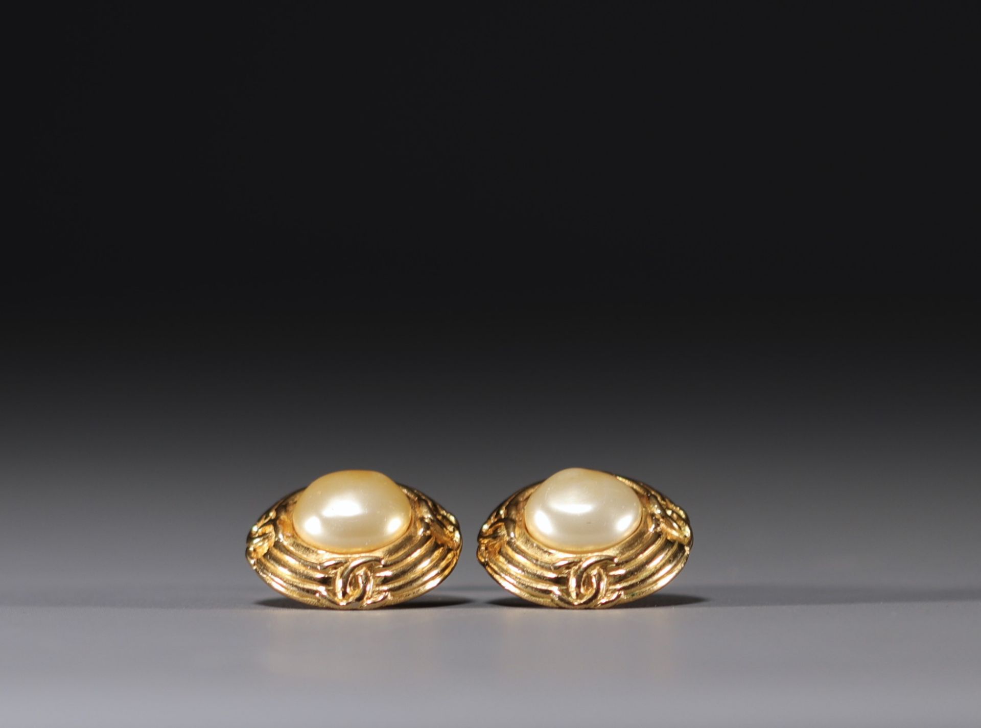 CHANEL - Pair of gold-coloured earrings, mother-of-pearl cabochon. - Bild 3 aus 3
