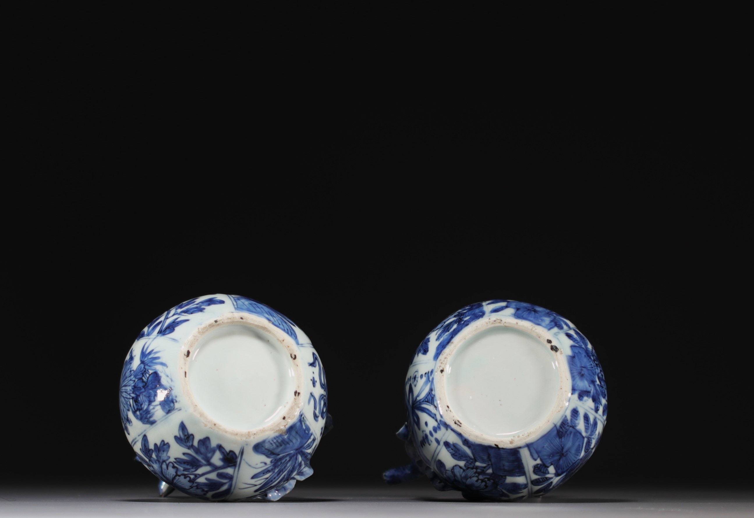 China - Pair of blue-white porcelain jugs with floral decoration, Wanli, Ming dynasty. - Image 6 of 7