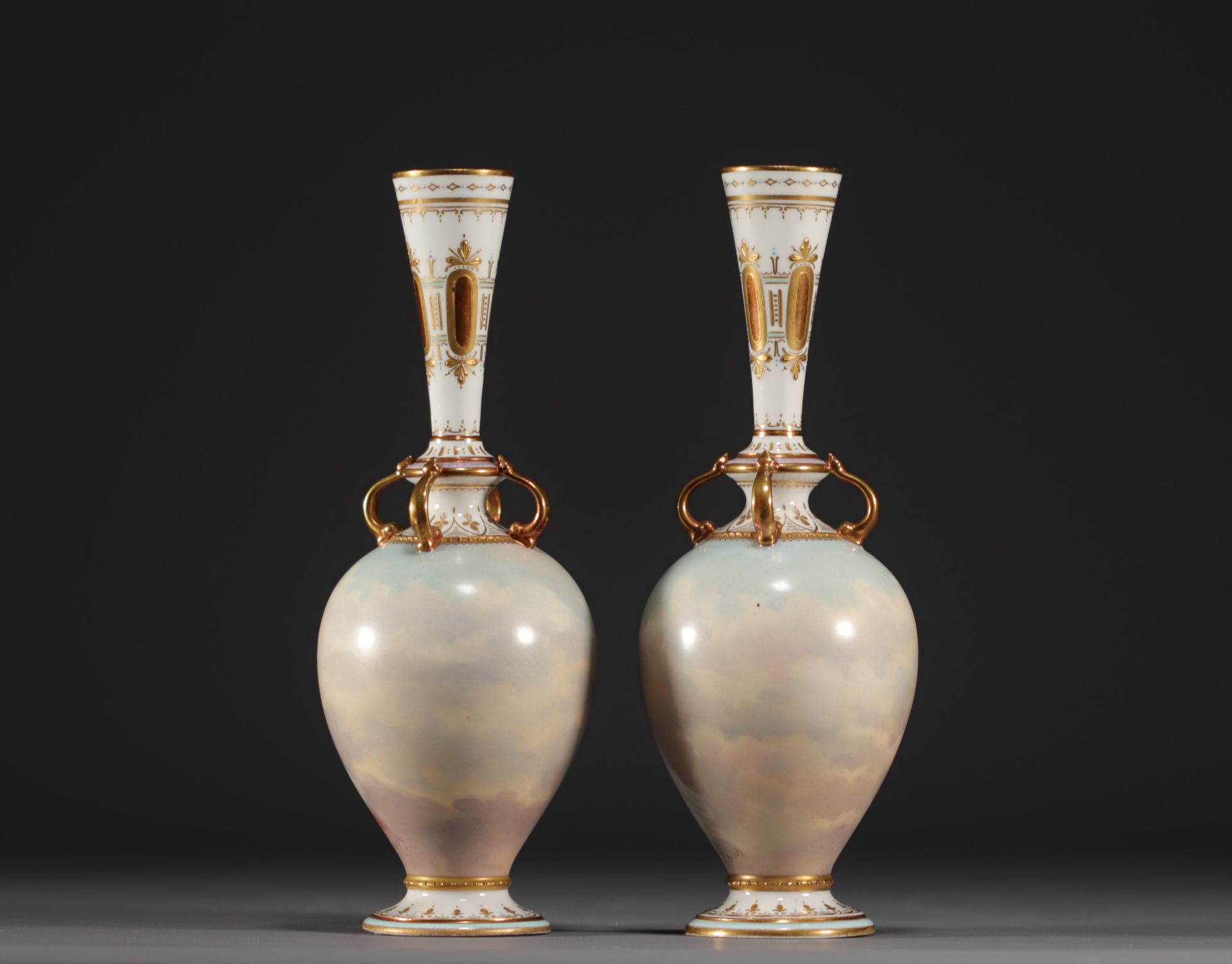 Old Vienna - Pair of porcelain vases decorated with portraits of elegant ladies, late 19th century. - Bild 2 aus 3