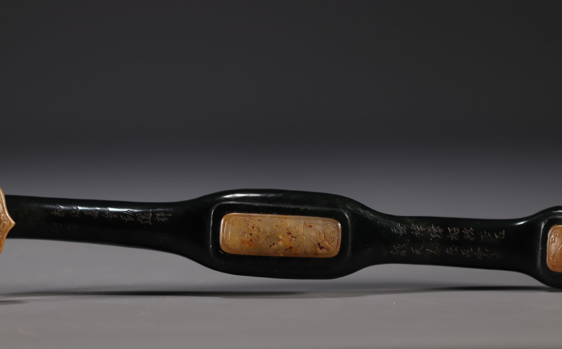 China - Dark green hardstone and carved jade Ruyi scepter with dignitary design, signed on the back. - Image 5 of 15