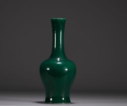 China - Green monochrome porcelain vase, Qing period.