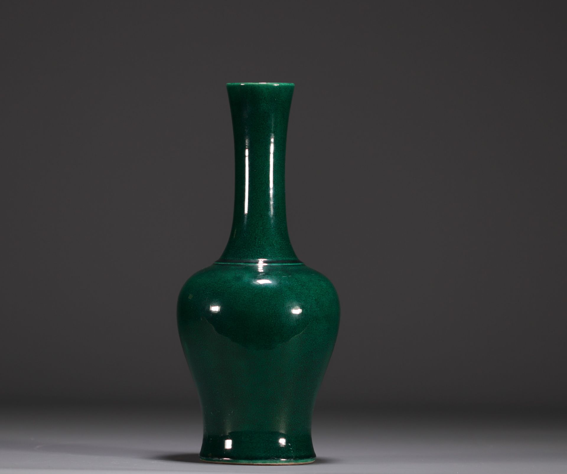 China - Green monochrome porcelain vase, Qing period.