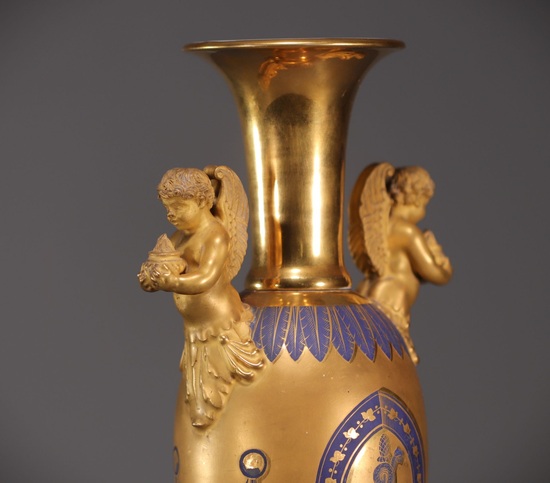 A rare royal blue and gold porcelain Empire baluster vase, first half of the 19th century. - Bild 2 aus 9