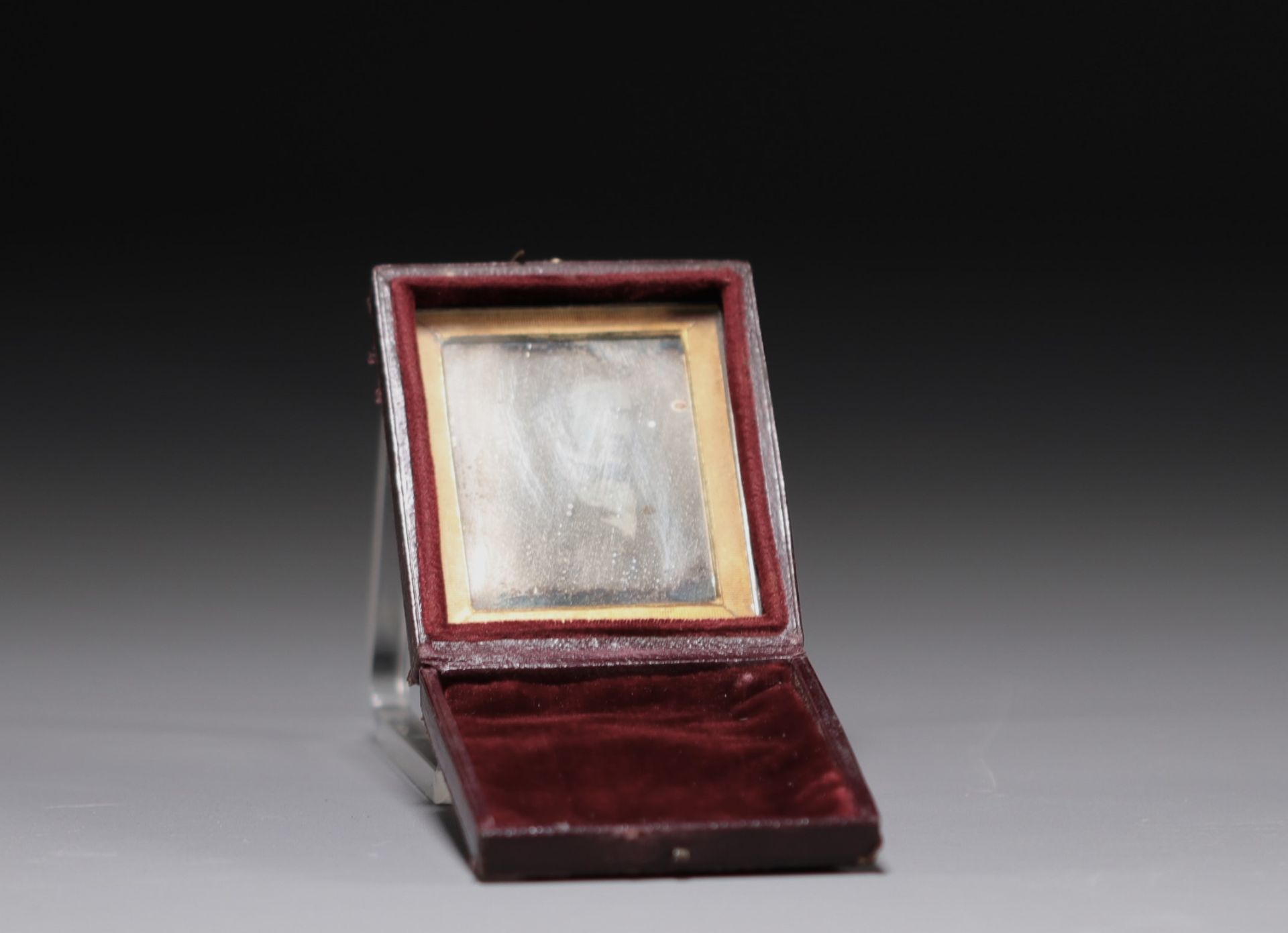 Old small souvenir box containing a mirror with a picture of a gentleman. 19th century. - Bild 2 aus 2