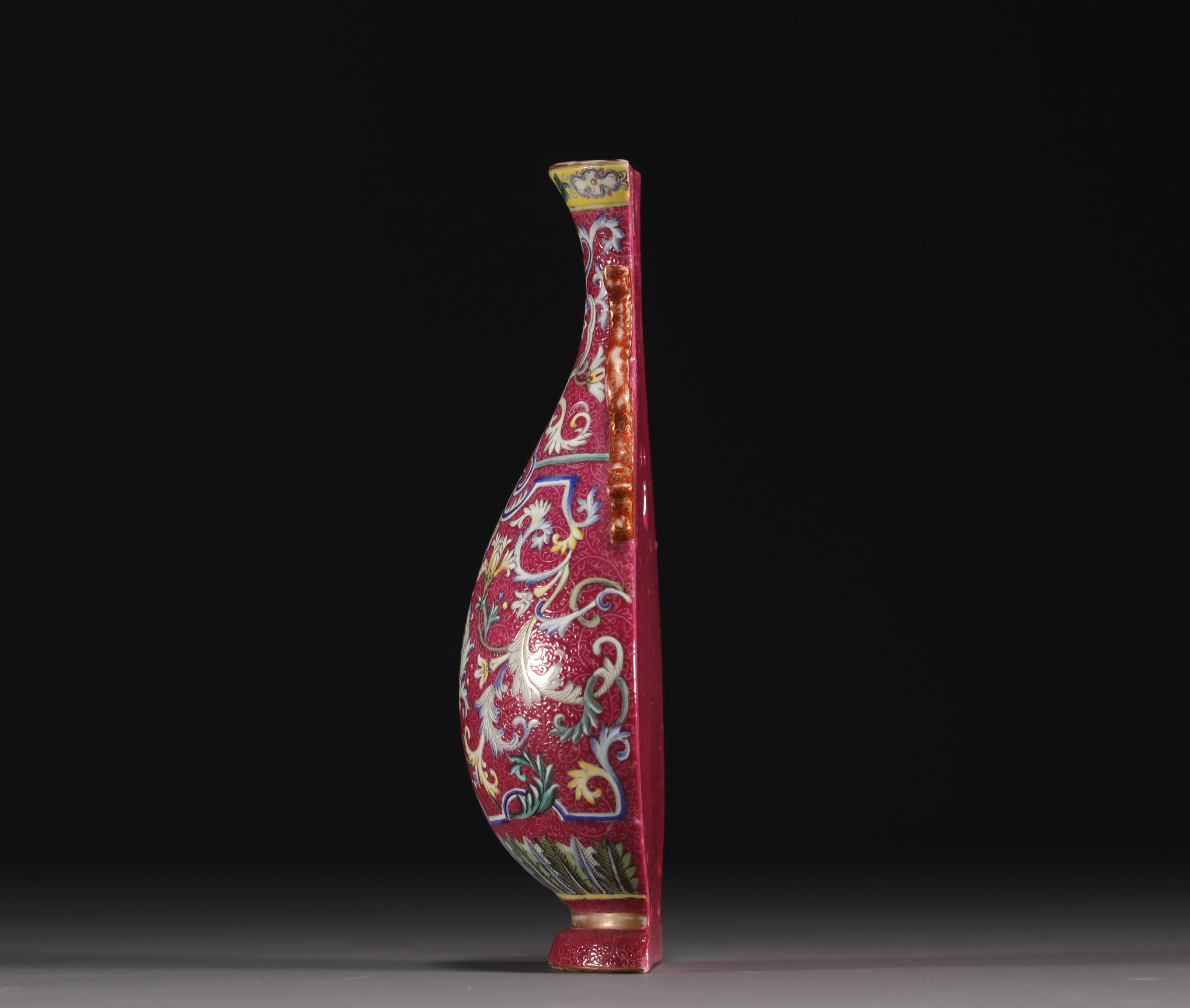 China - Famille rose porcelain wall vase on a ruby background, Qianlong mark. - Image 4 of 7