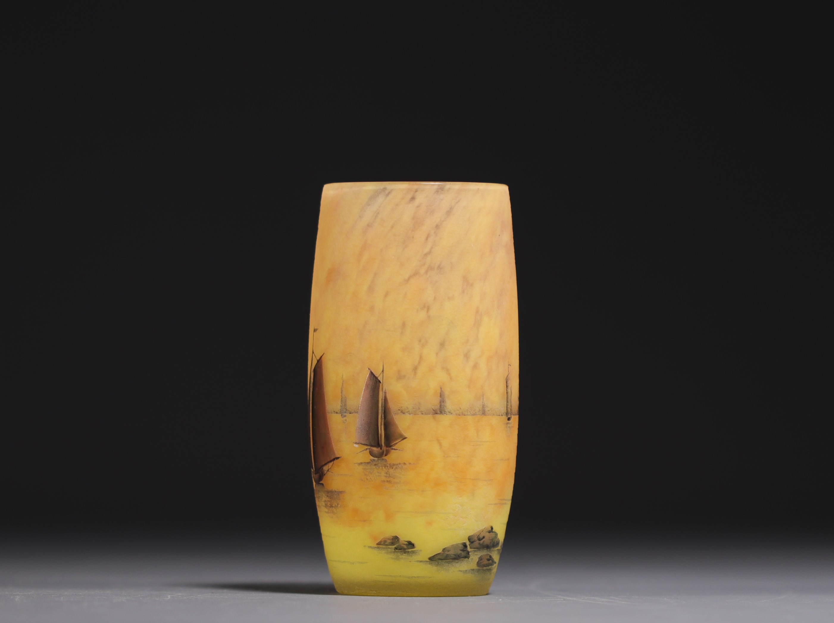 DAUM Nancy - Small shaded and enamelled glass vase with sailboats design, signed under the base. - Image 4 of 5