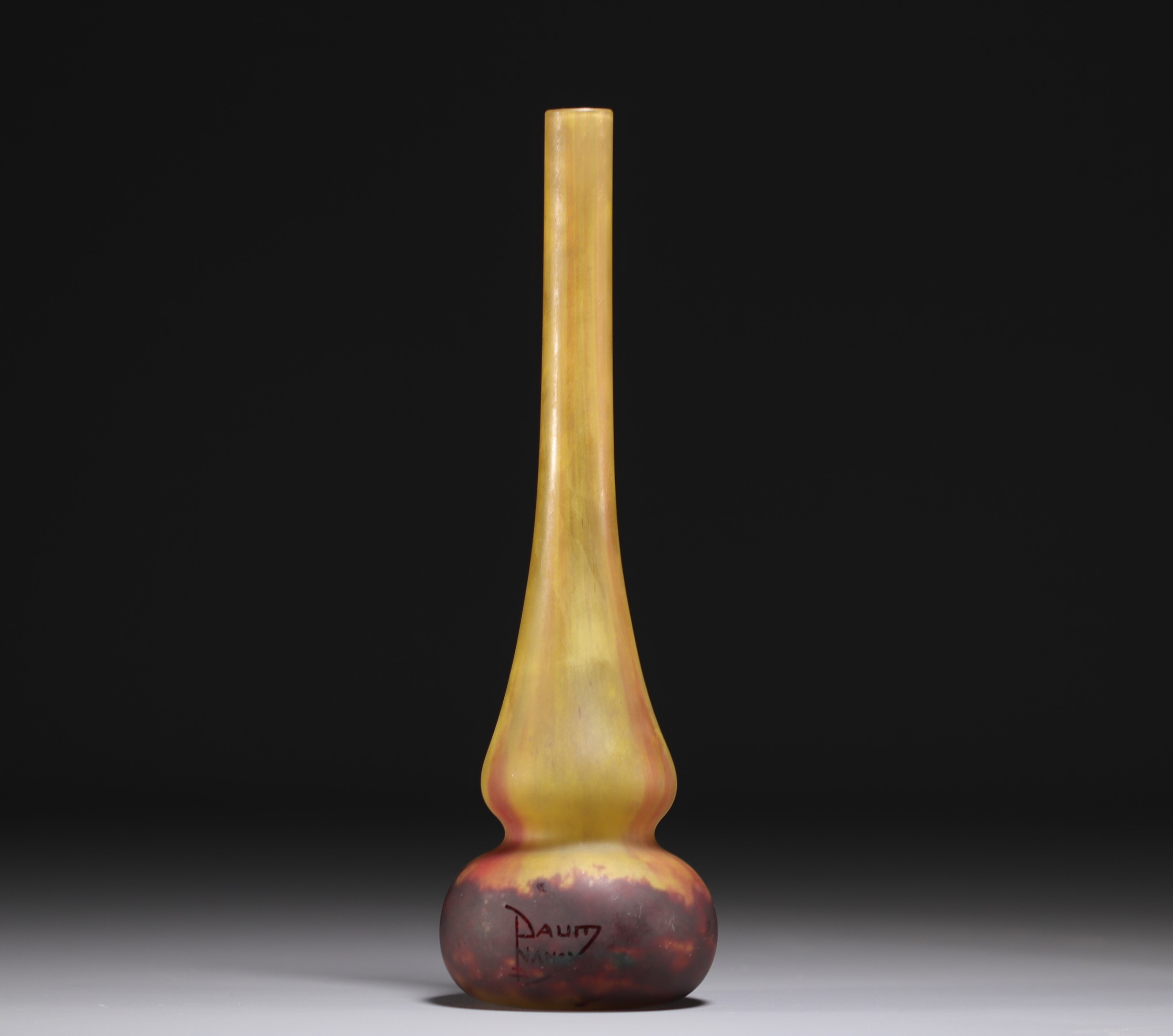 DAUM Nancy - Soliflore vase in shades of yellow and violet, signed.
