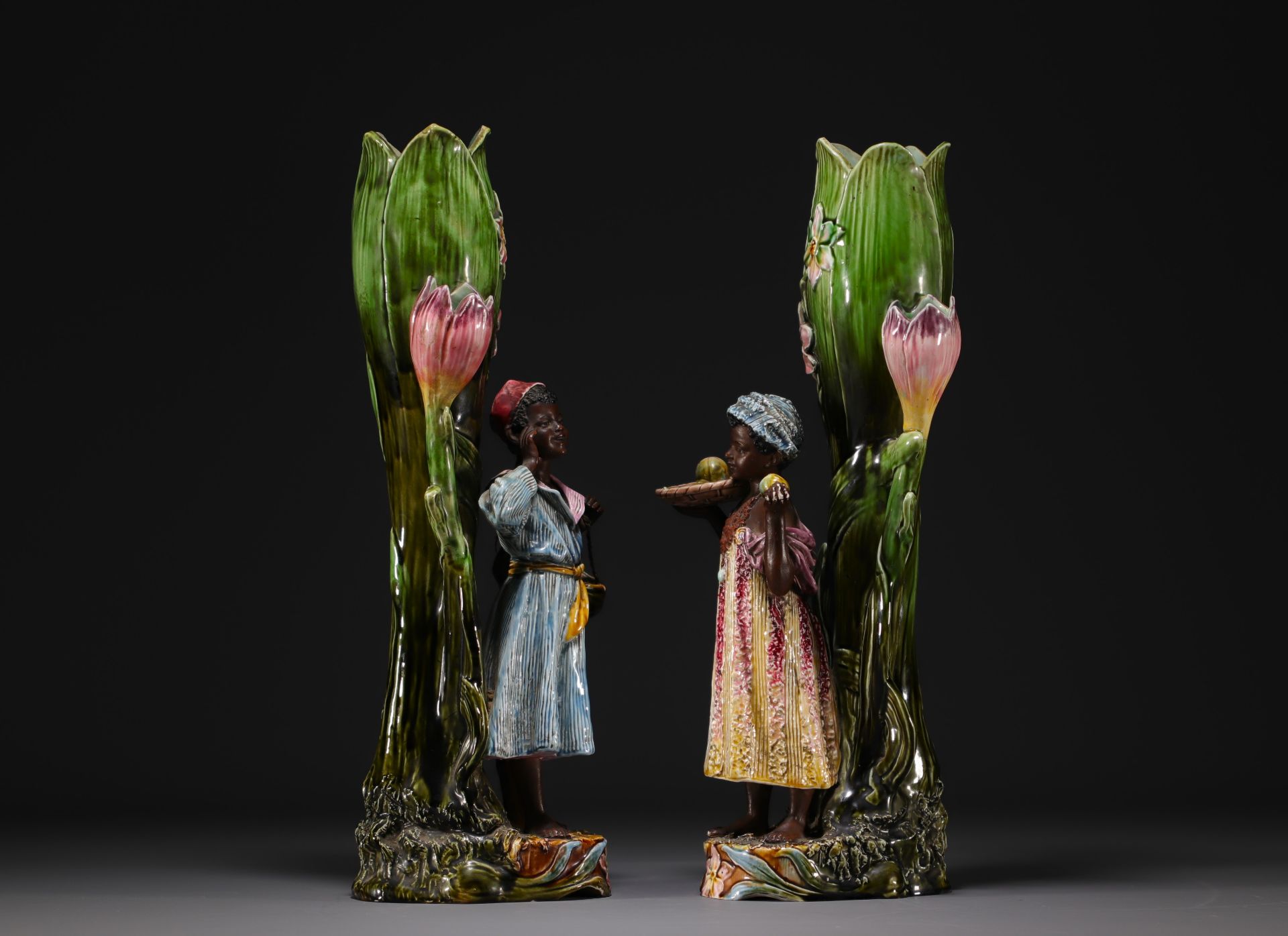 Onnaing earthenware - Pair of flower-shaped slip vases with Orientalist decoration, circa 1900. - Image 4 of 4