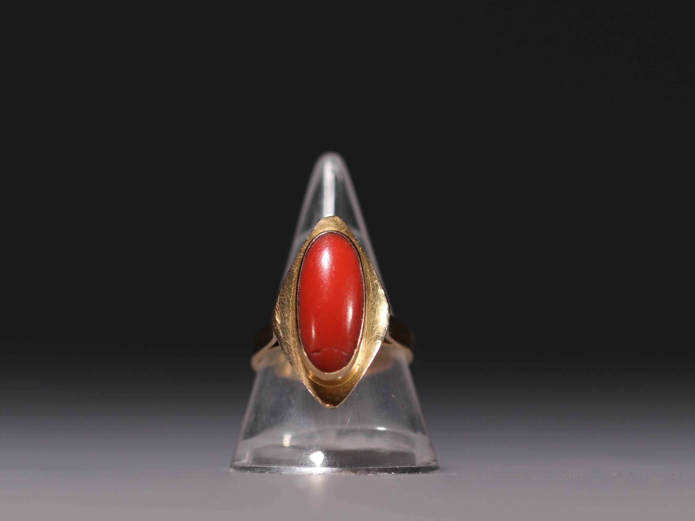 Ring in 18K yellow gold and red coral, total weight 5.5gr.
