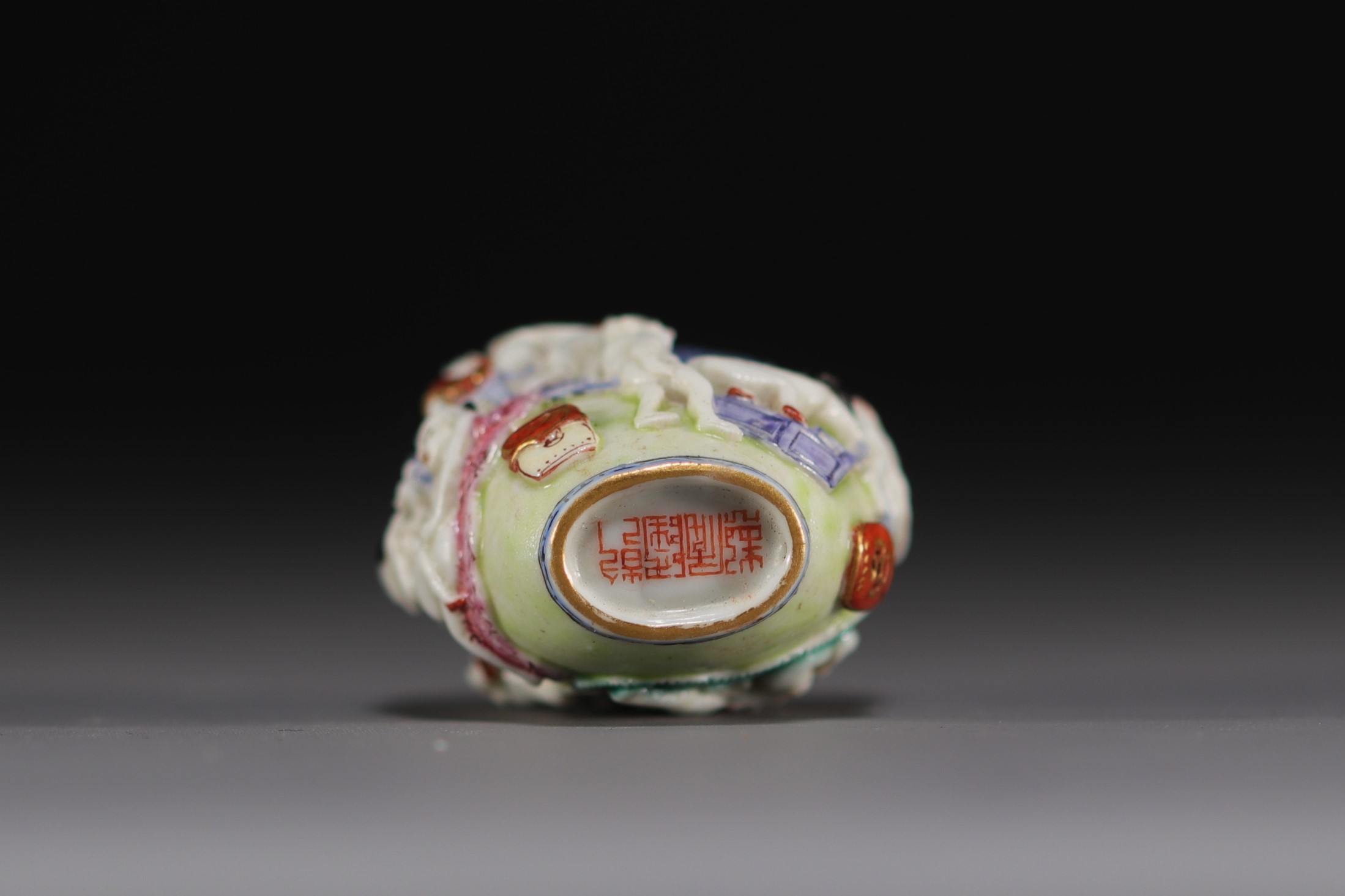 China - Porcelain snuffbox with erotic decoration in relief, Qianlong mark under the piece. - Image 6 of 6