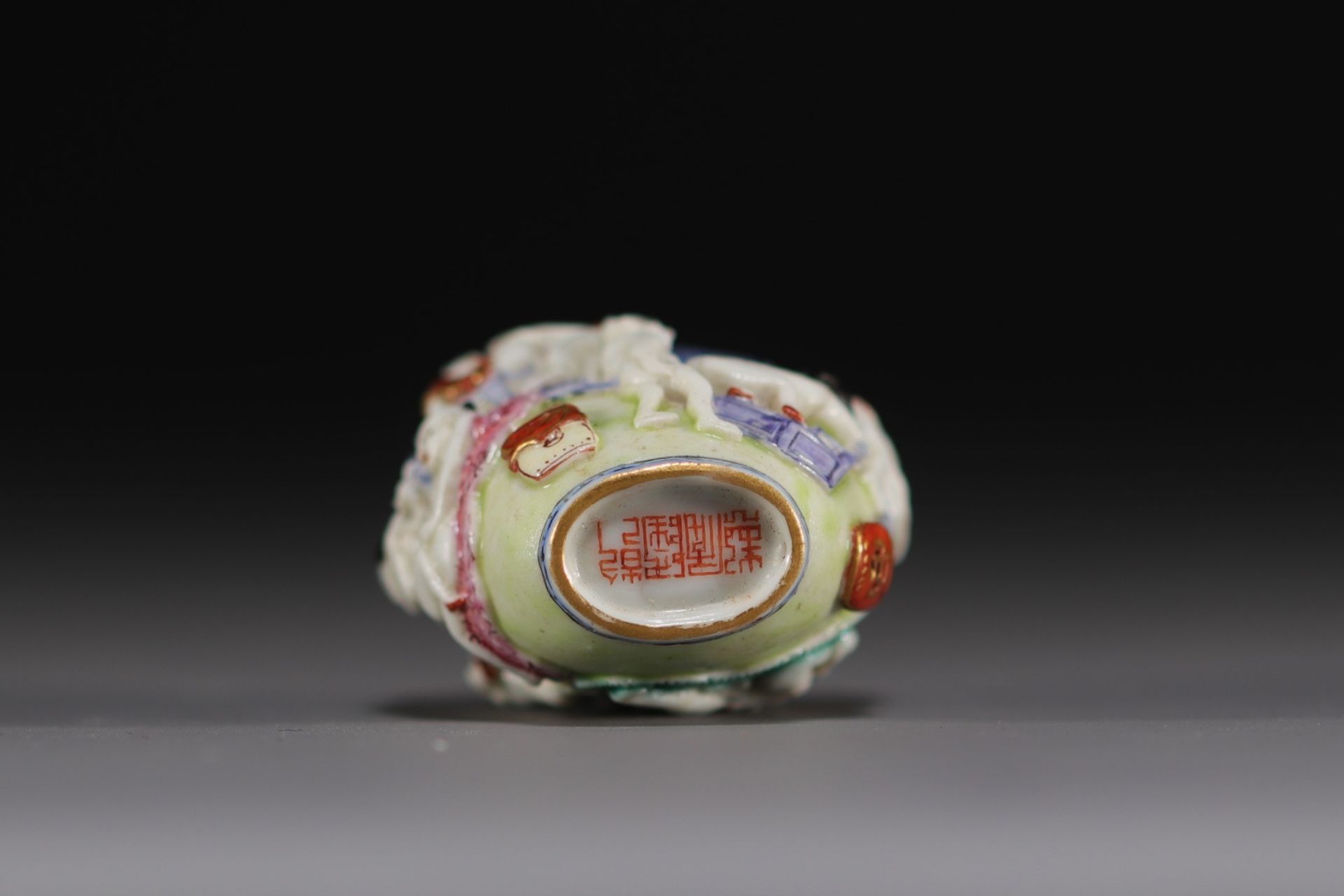 China - Porcelain snuffbox with erotic decoration in relief, Qianlong mark under the piece. - Bild 6 aus 6