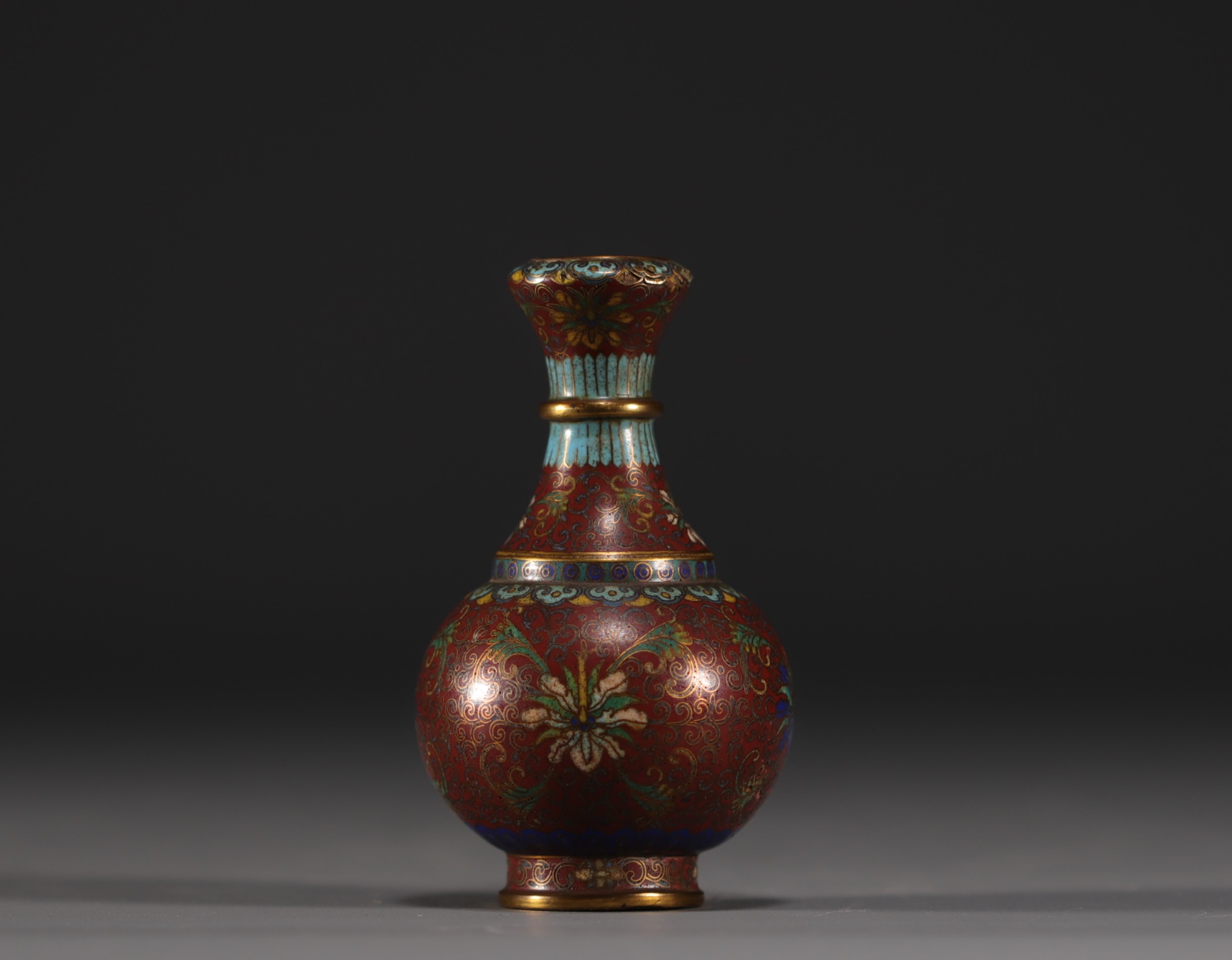 China - Small cloisonne enamel vase, signature under the piece. - Image 2 of 4