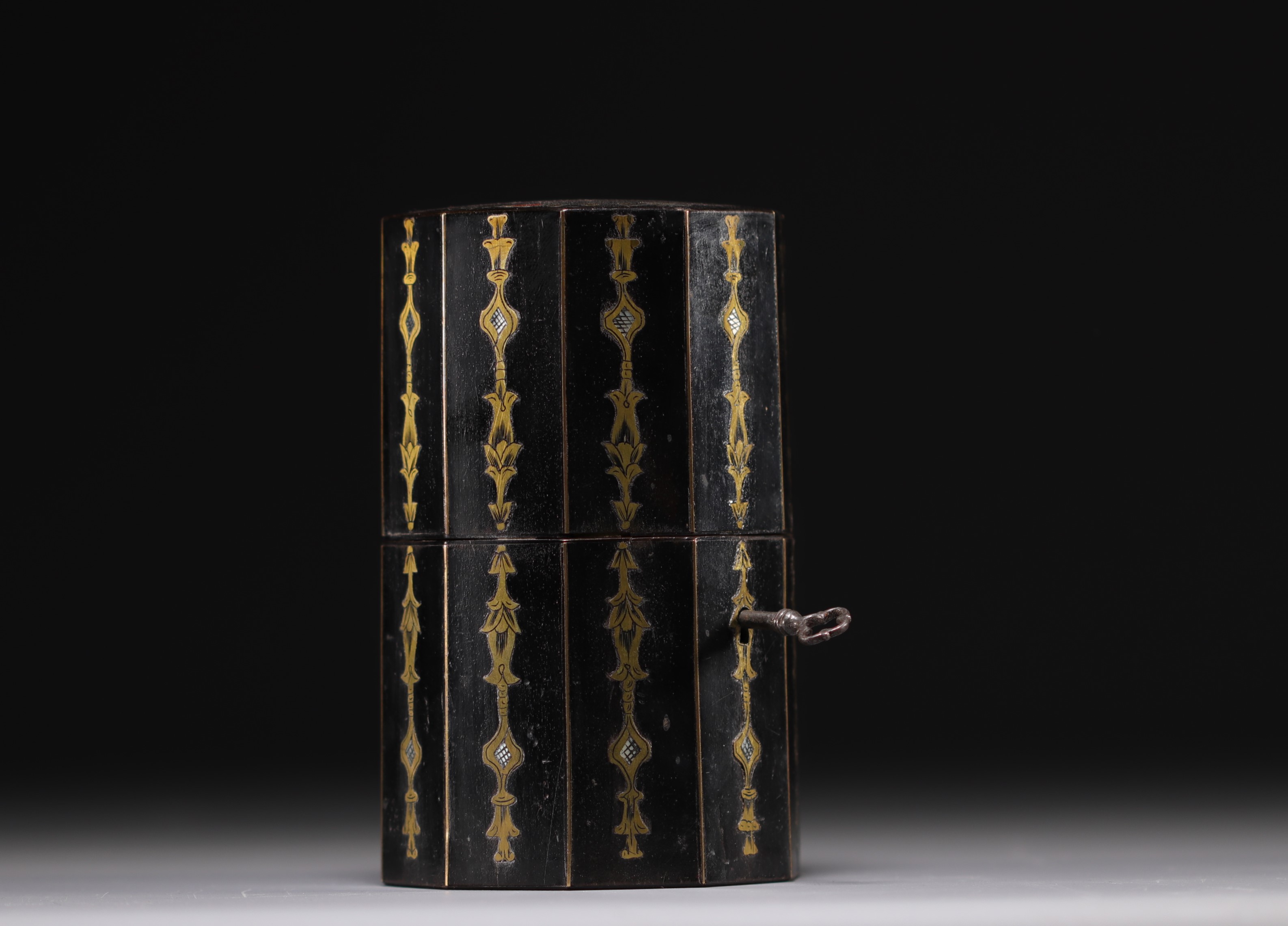Rare veneered and marquetry travel box, silver cutlery and tumbler, 19th century. - Image 4 of 6