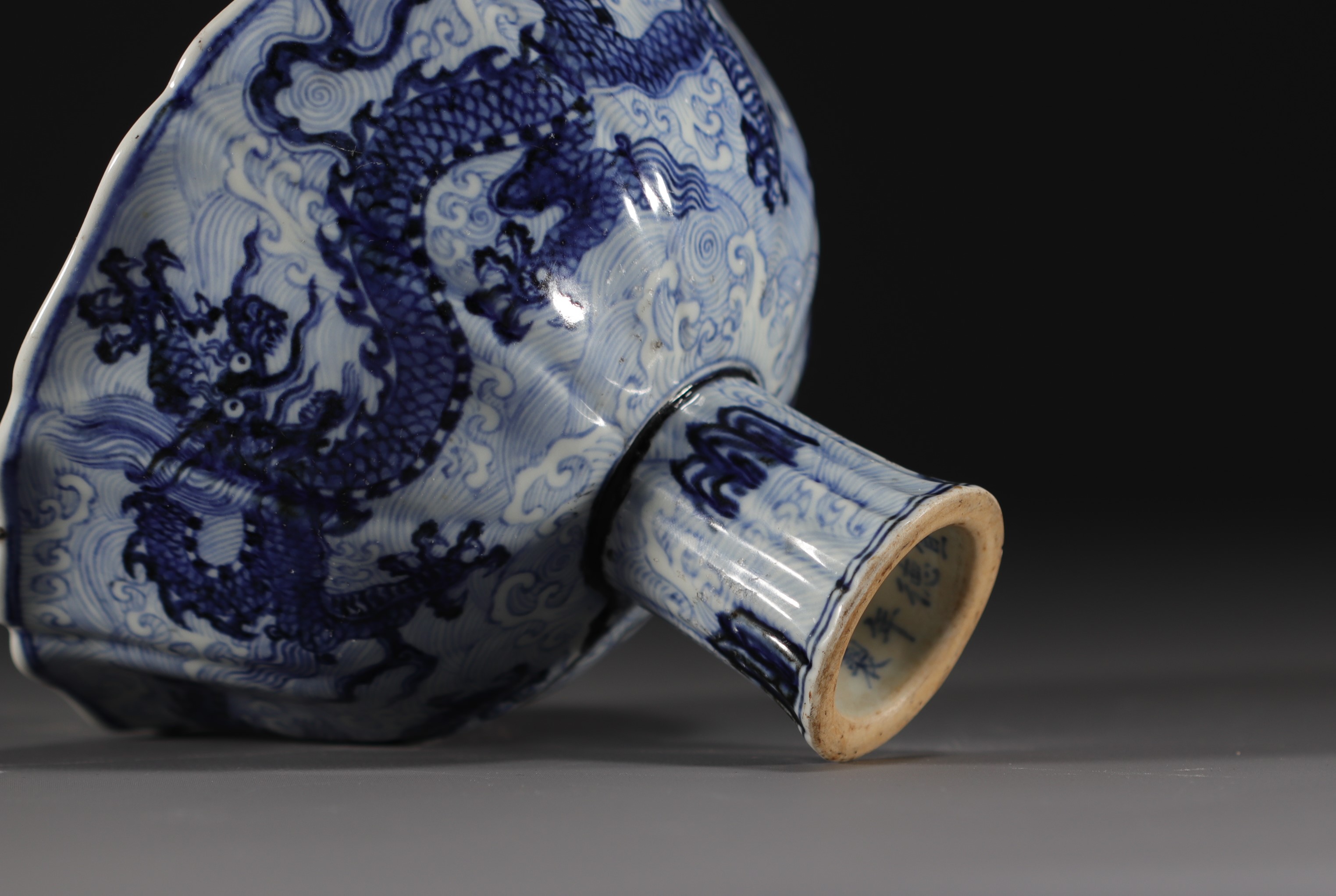 China - Bowl on foot in blue-white porcelain decorated with dragons in waves, Xuande mark. - Image 8 of 8