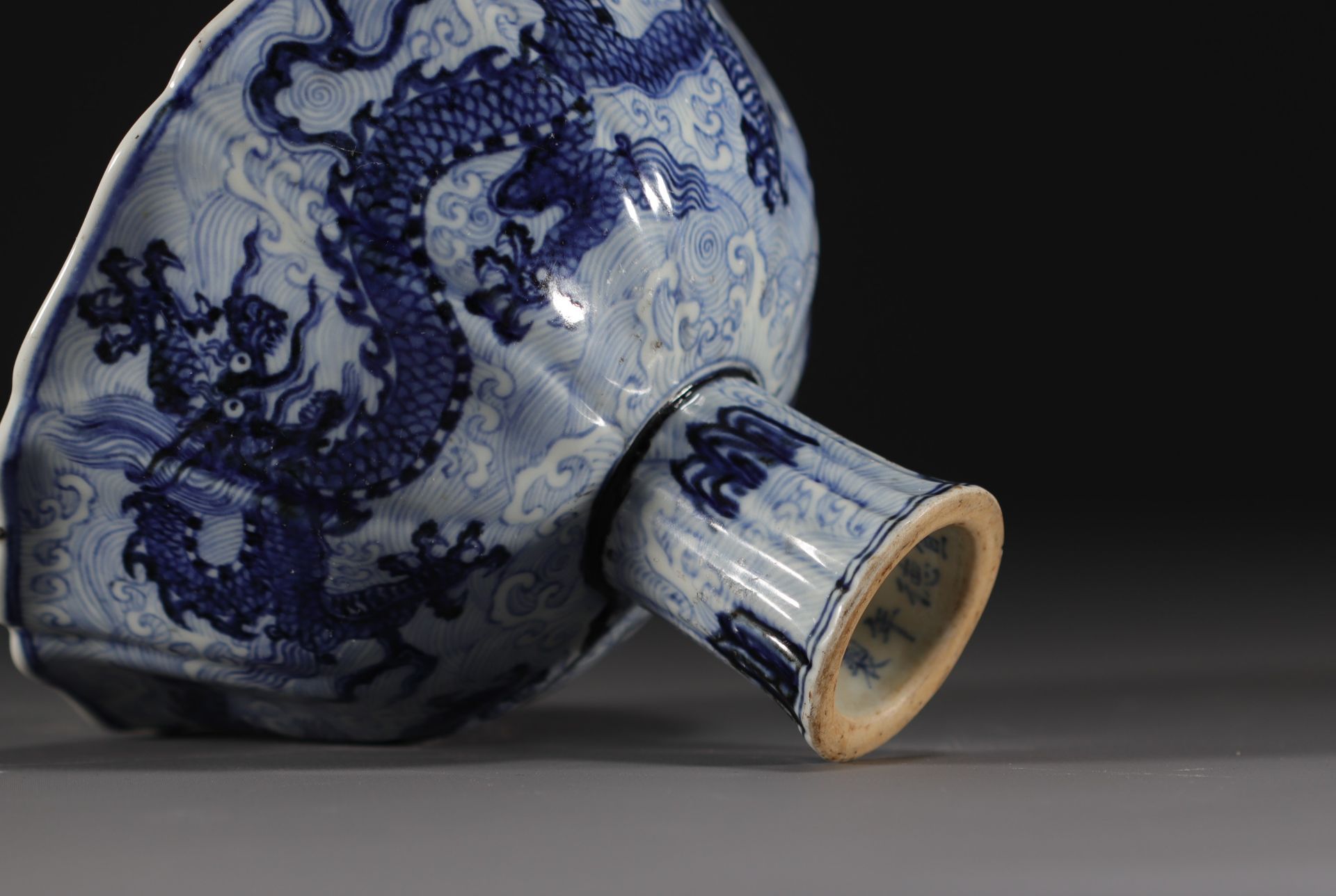 China - Bowl on foot in blue-white porcelain decorated with dragons in waves, Xuande mark. - Bild 8 aus 8