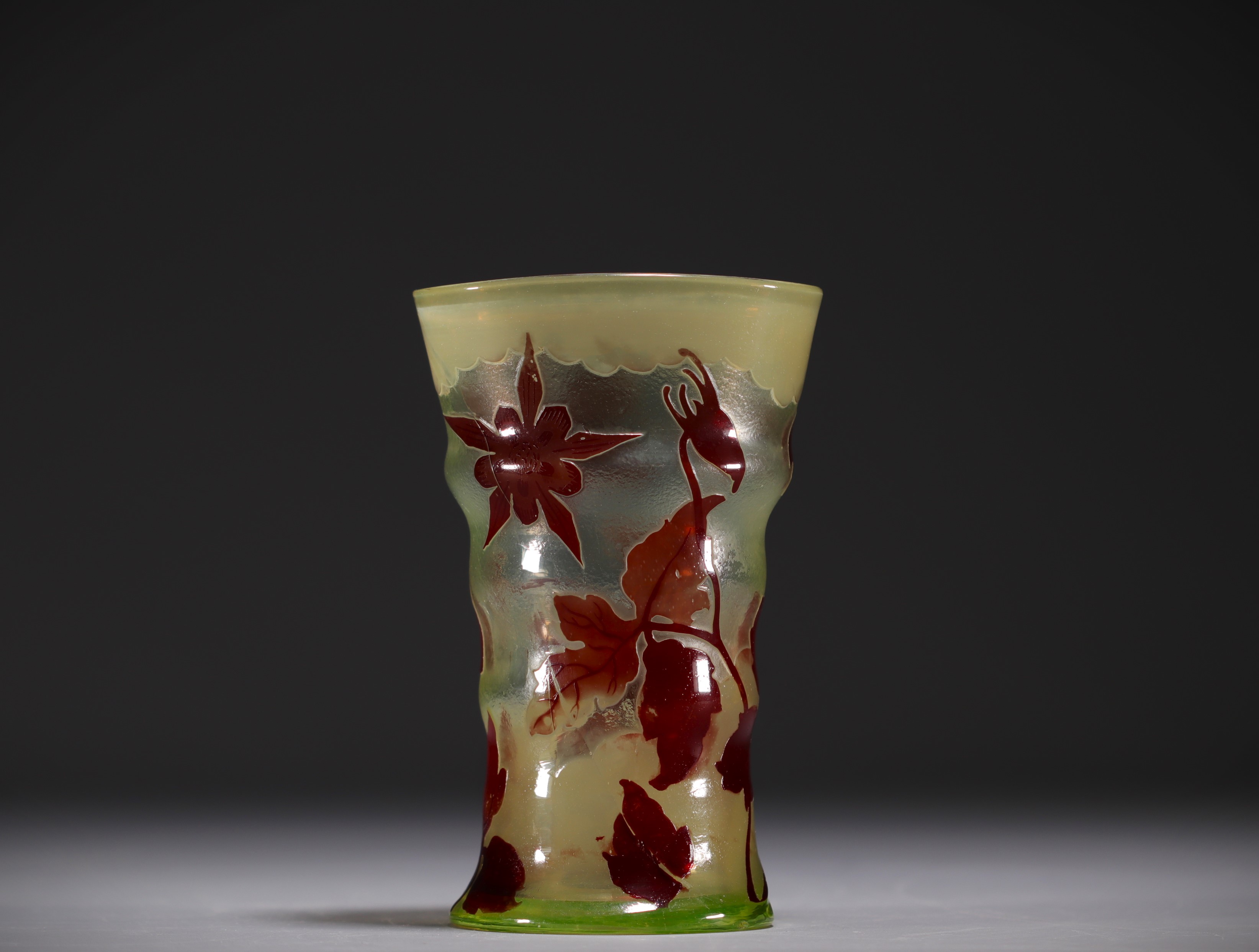 Emile GALLE (1846-1904) Acid-etched multi-layered glass vase decorated with flowers, signed. - Image 3 of 4