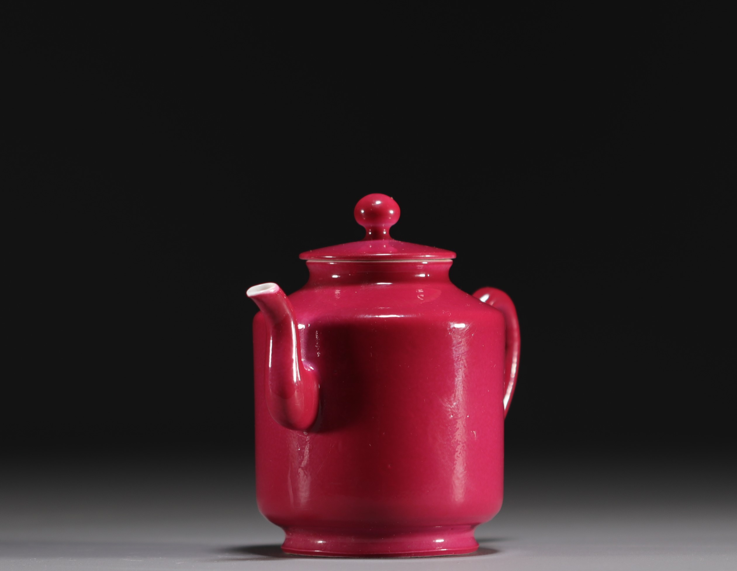 China - Monochrome ruby porcelain teapot, 19th century. - Image 2 of 4