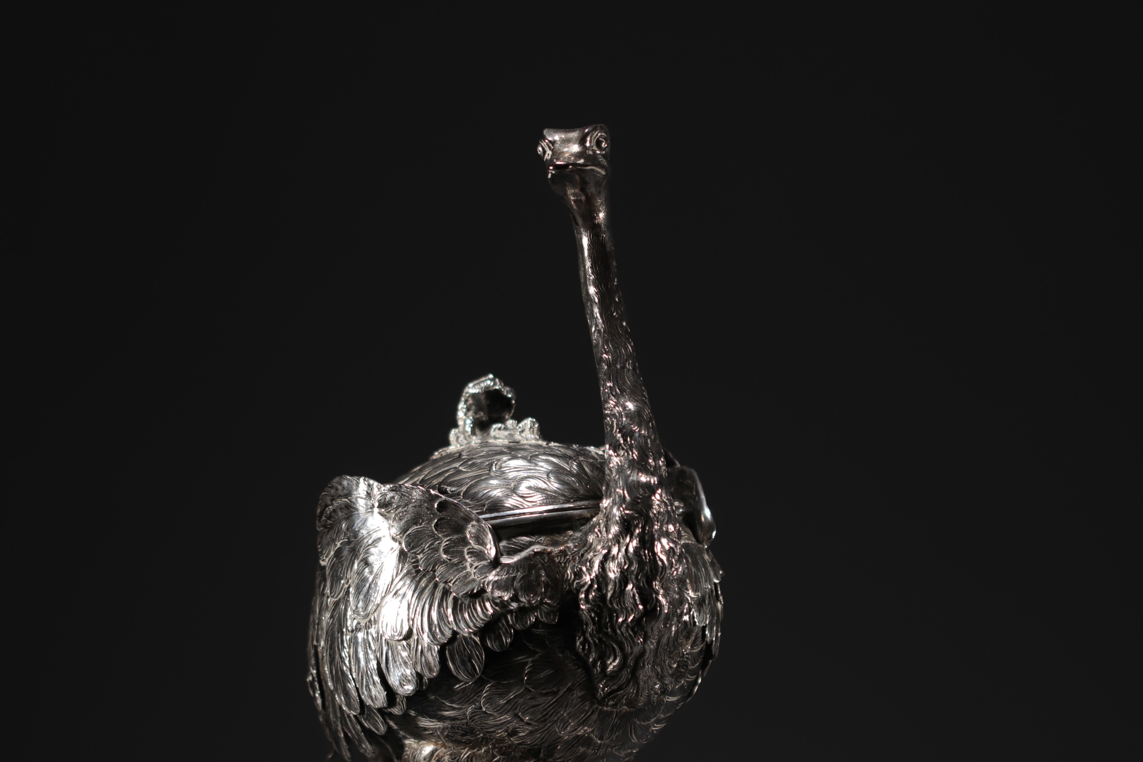 Ostrich in silver and vermeil, imposing covered bowl, table settings, late 19th century. - Image 2 of 7