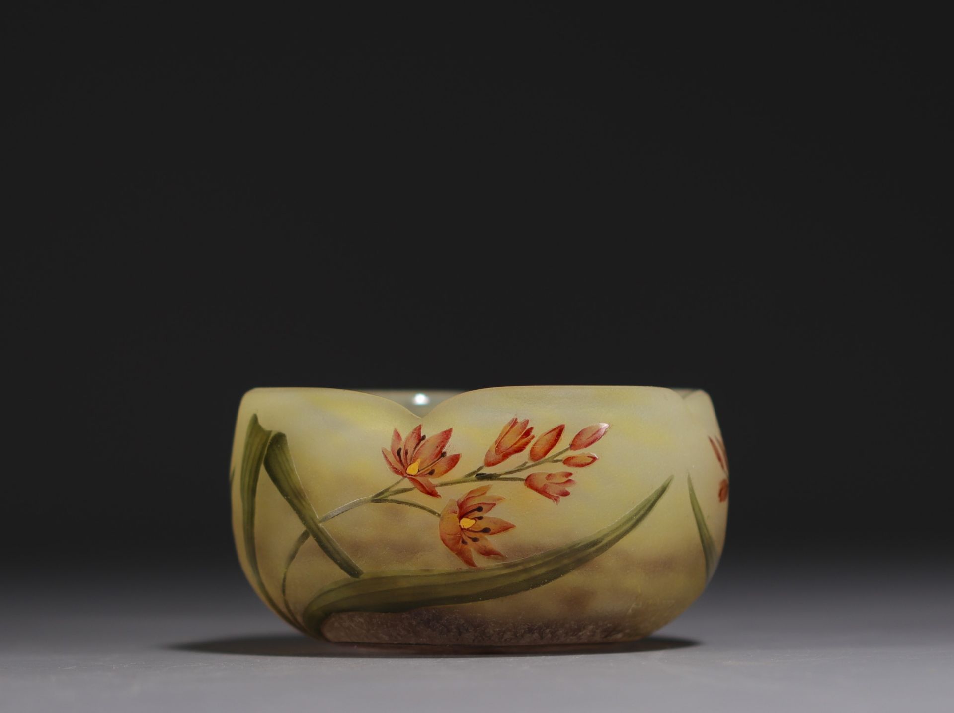 DAUM Nancy - Four-lobed cup in acid-etched glass decorated with enamelled flowers, signed in the dec - Bild 3 aus 5