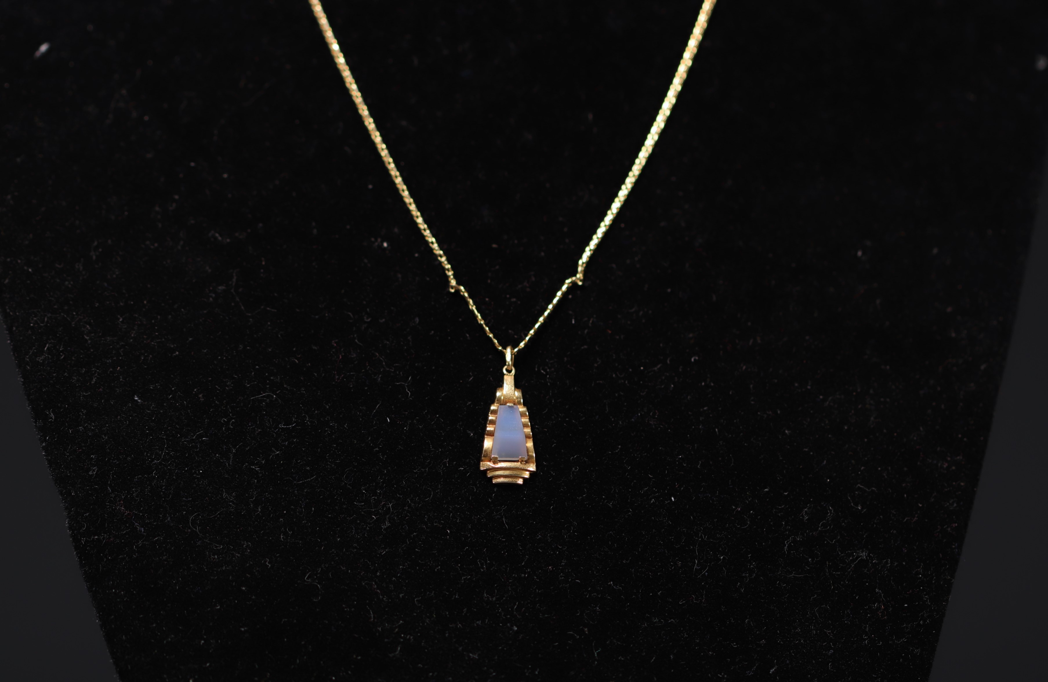 Art Deco pendant in 18K yellow gold, milky opal, total weight 5.1gr. - Image 2 of 3