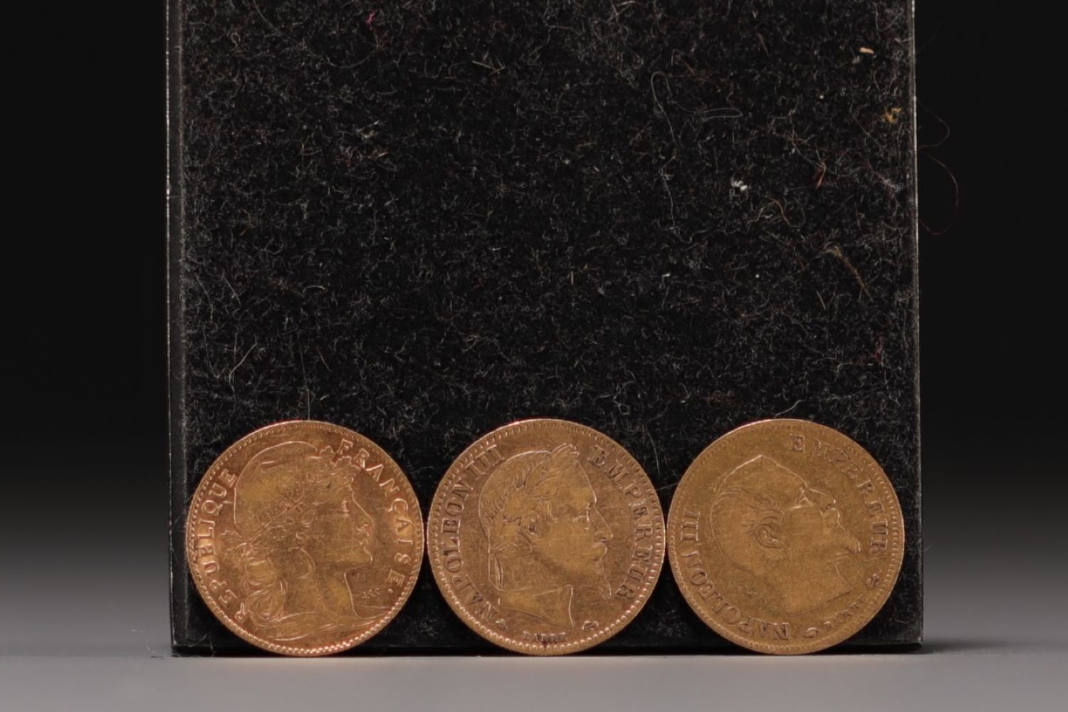 Set of three 10 Frs Gold coins, a Marianne from 1907 and two 10 Frs Napoleon III from 1826 and 1863.