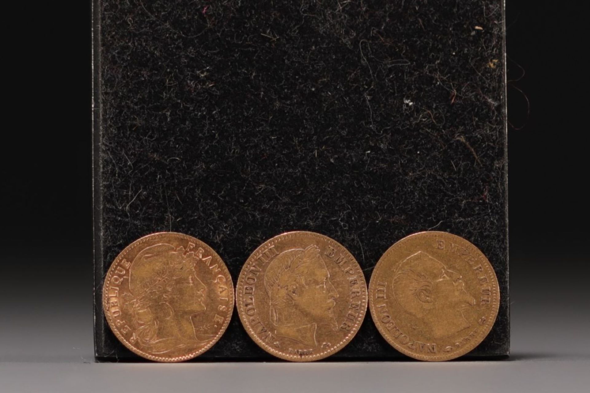 Set of three 10 Frs Gold coins, a Marianne from 1907 and two 10 Frs Napoleon III from 1826 and 1863.