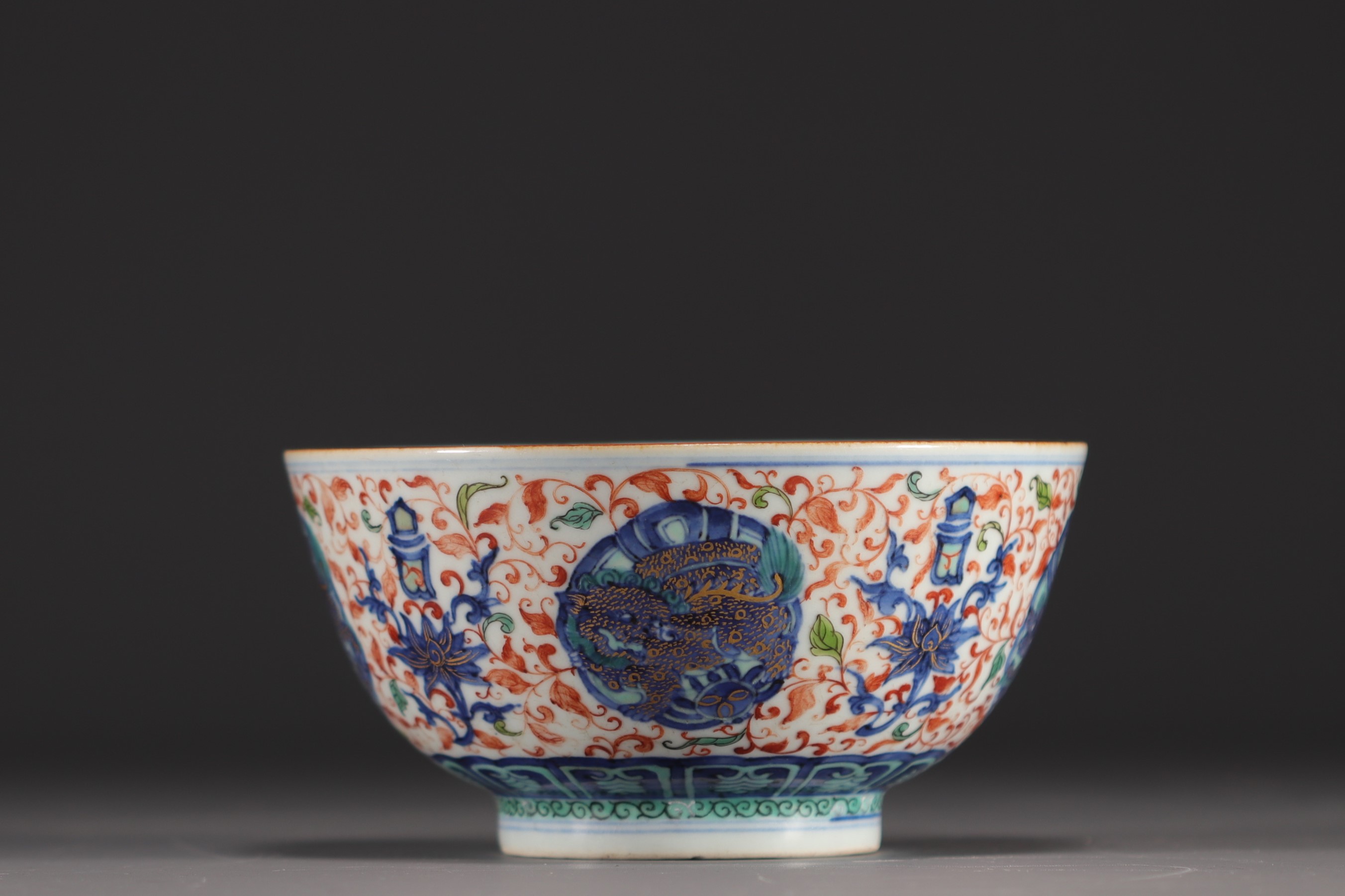 China - Large porcelain bowl decorated with lions in cartouche and flowers, Ming mark. - Image 3 of 8