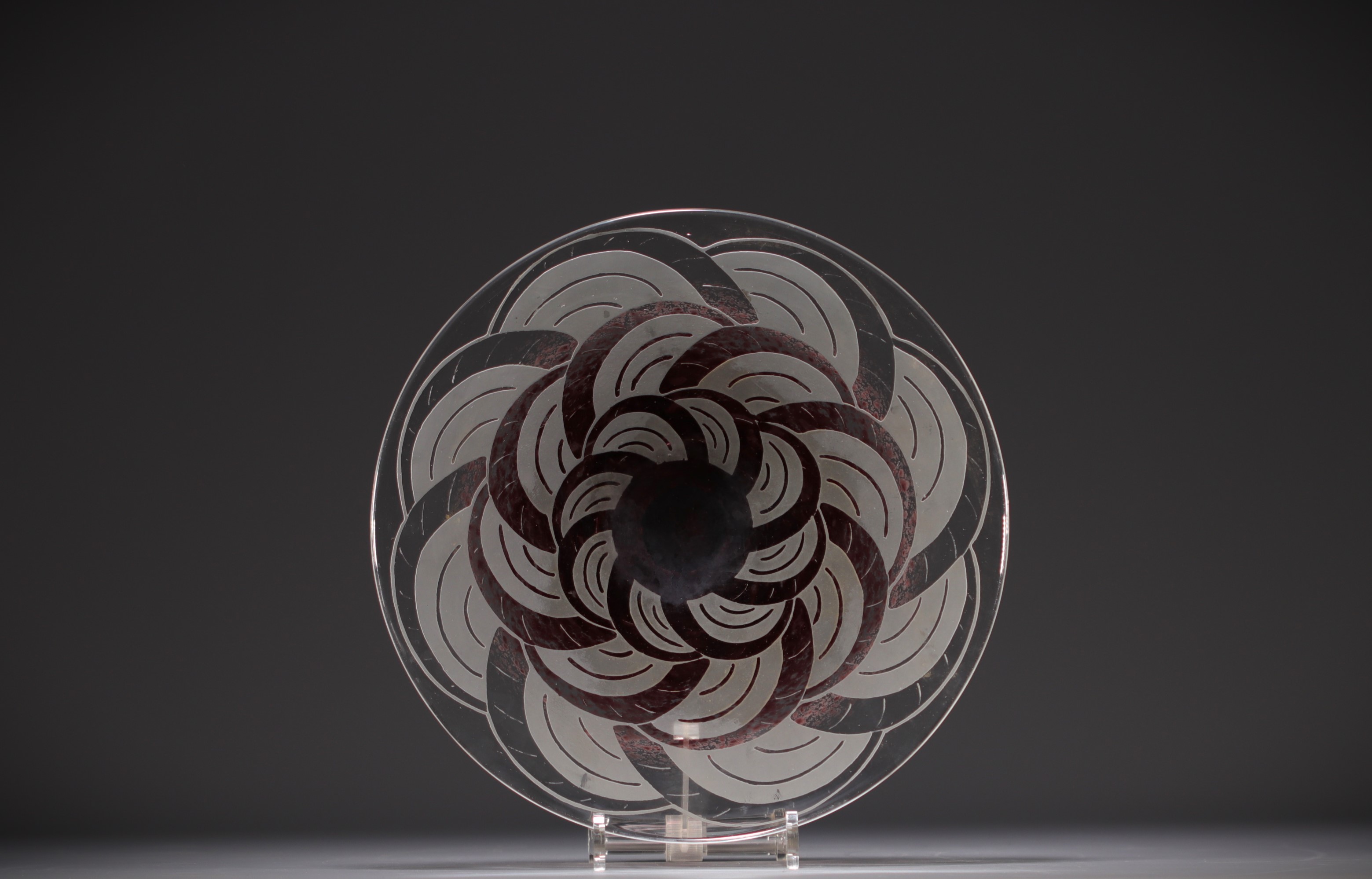 Le verre Francais - Multilayer glass centrepiece.