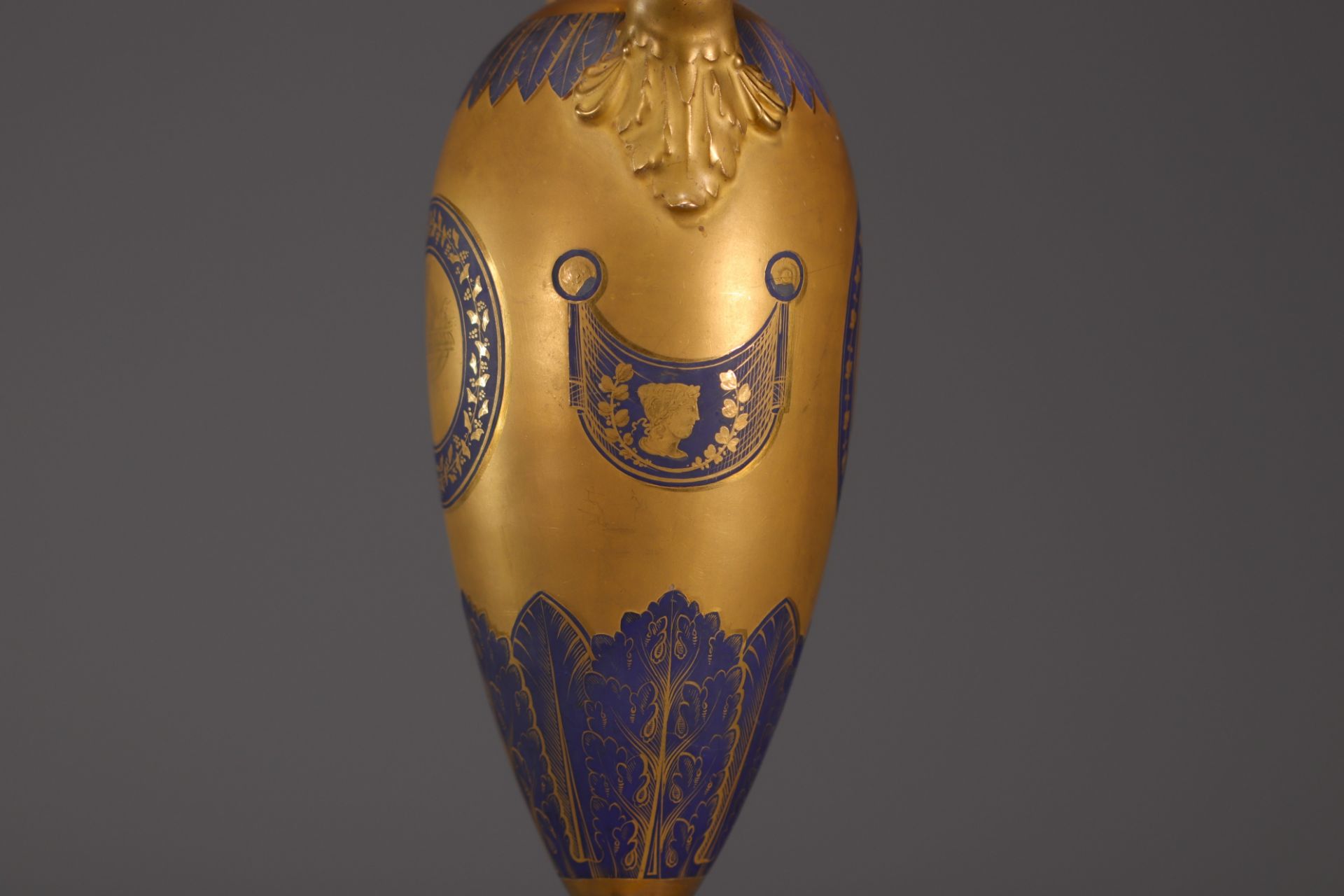 A rare royal blue and gold porcelain Empire baluster vase, first half of the 19th century. - Bild 6 aus 9