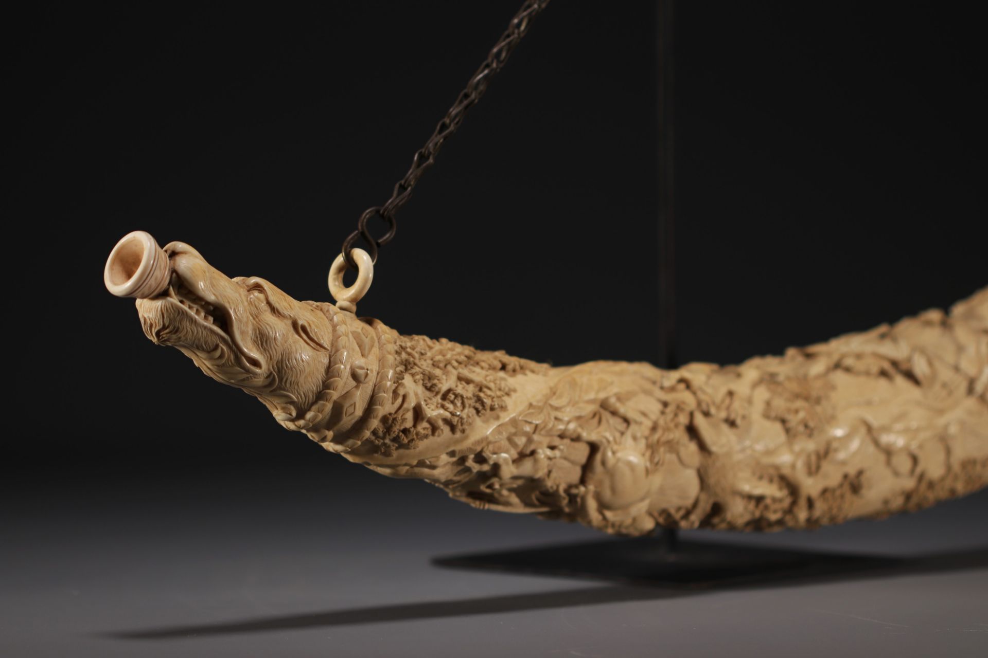 "Exceptional carved ivory hunting horn, second half of the 19th century. - Image 2 of 10