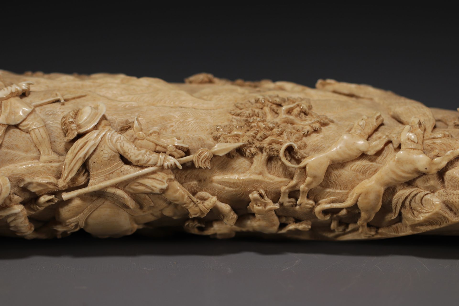 "Exceptional carved ivory hunting horn, second half of the 19th century. - Image 7 of 10