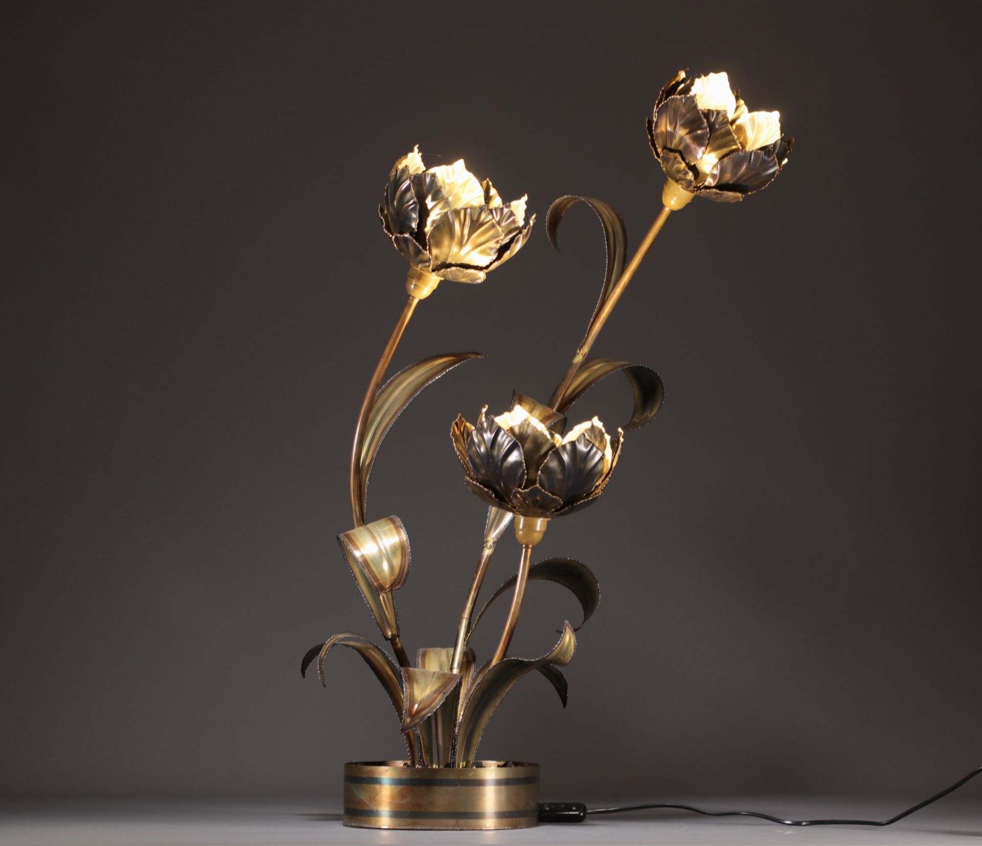 Maison Jansen - Imposing floral floor lamp in patinated brass, circa 1970. - Bild 2 aus 3