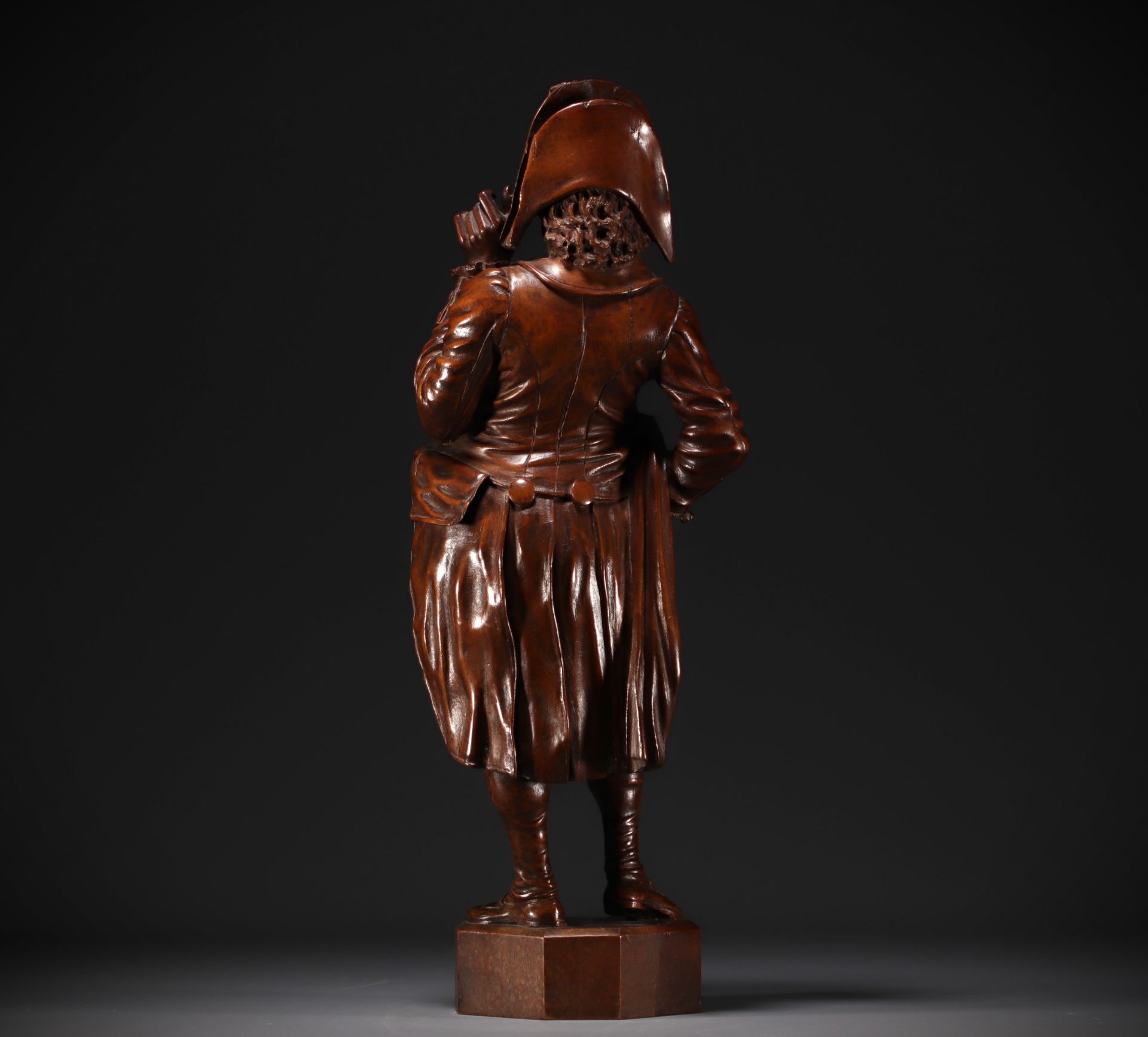 Sculpture representing an "Incroyable du Directoire", an emblematic character, in limewood. - Image 3 of 5