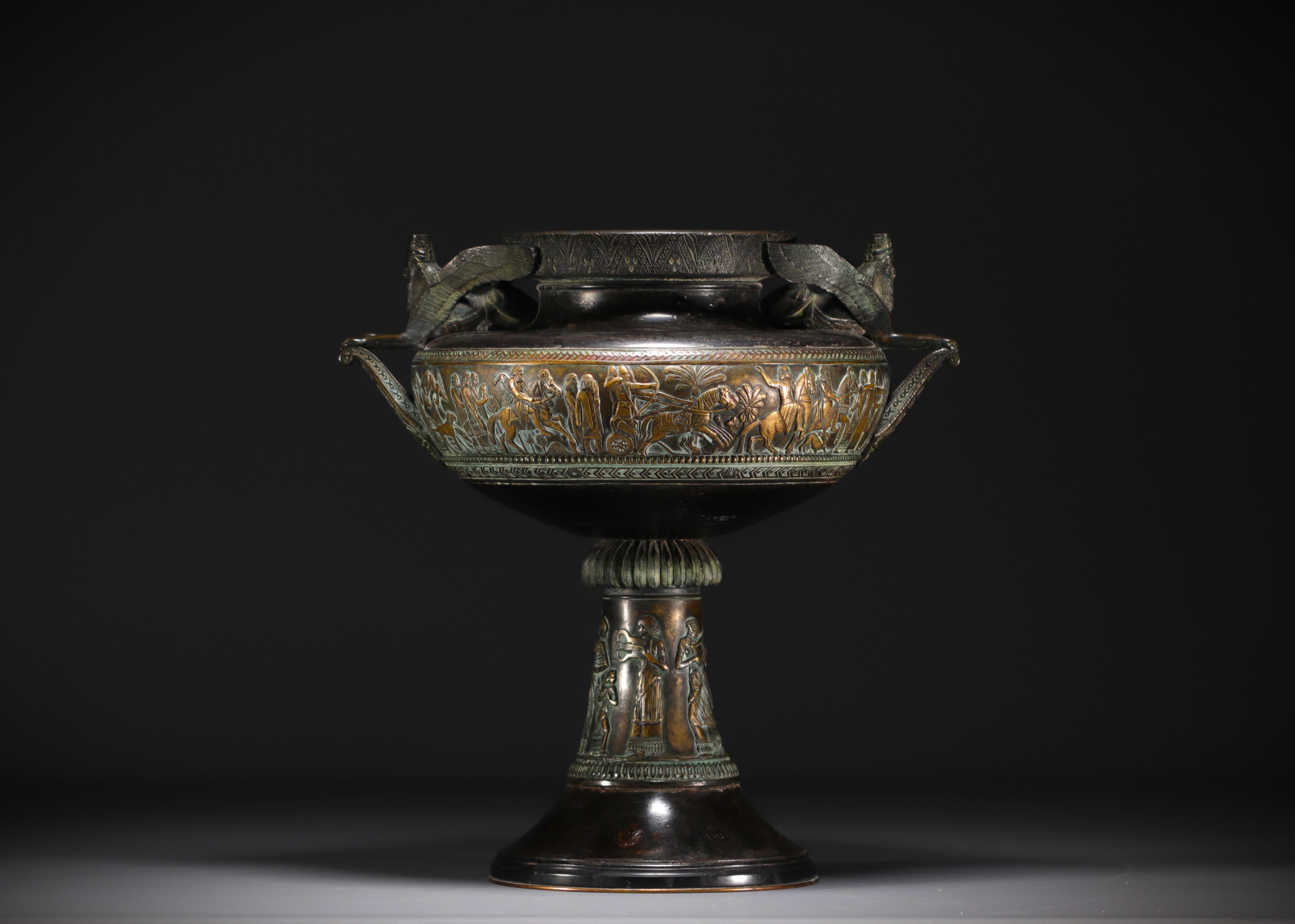 Bronze bowl on foot with Etruscan motifs, late 19th century. - Image 4 of 5