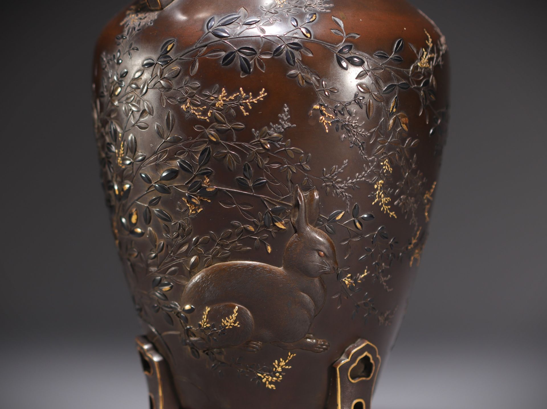 Japan - A Meiji period ormolu tripod vase with rabbit and foliage decoration, 19th century. - Bild 3 aus 6