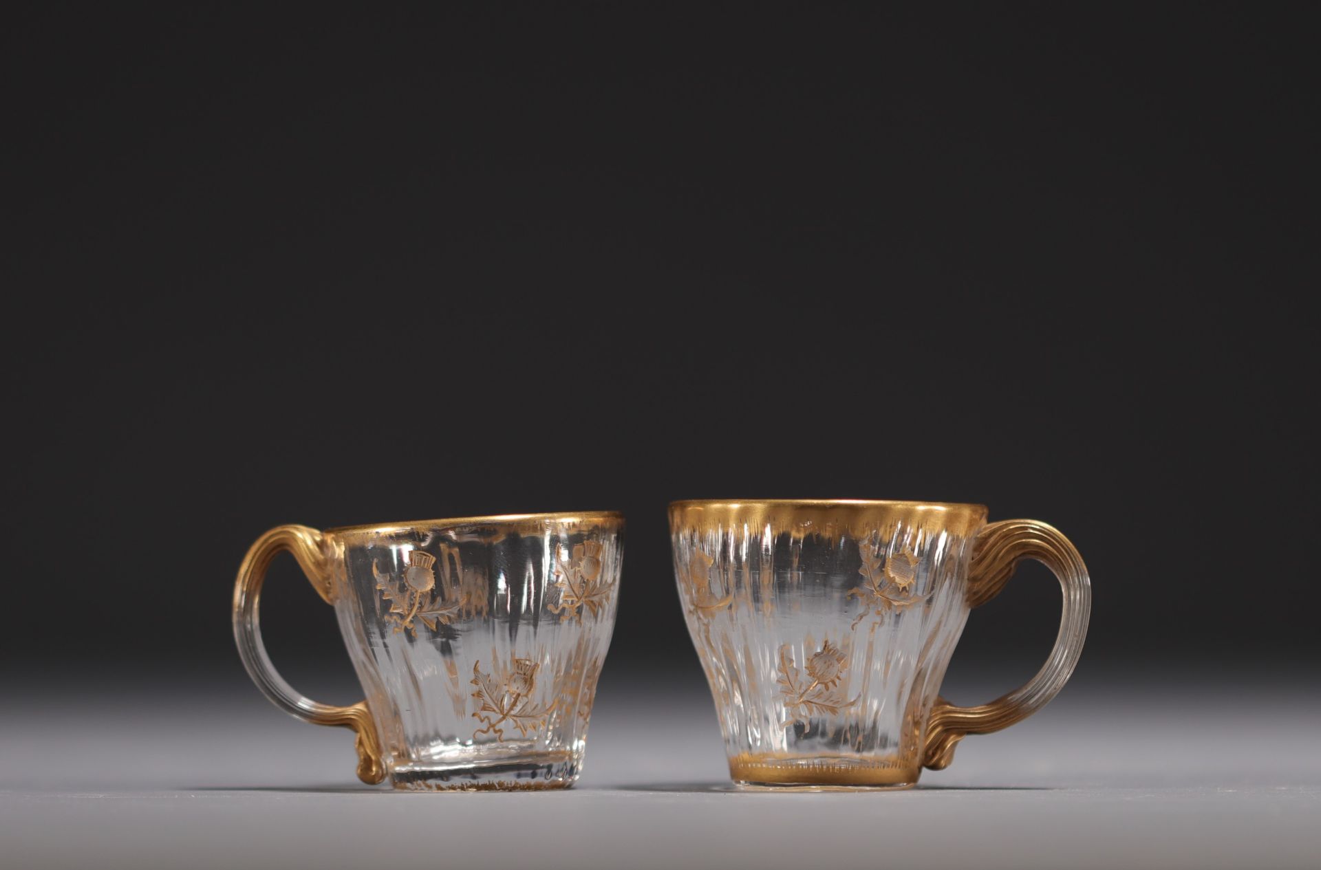 DAUM Nancy - Pair of small glass cups with engraved thistle design enhanced with gold, signed.